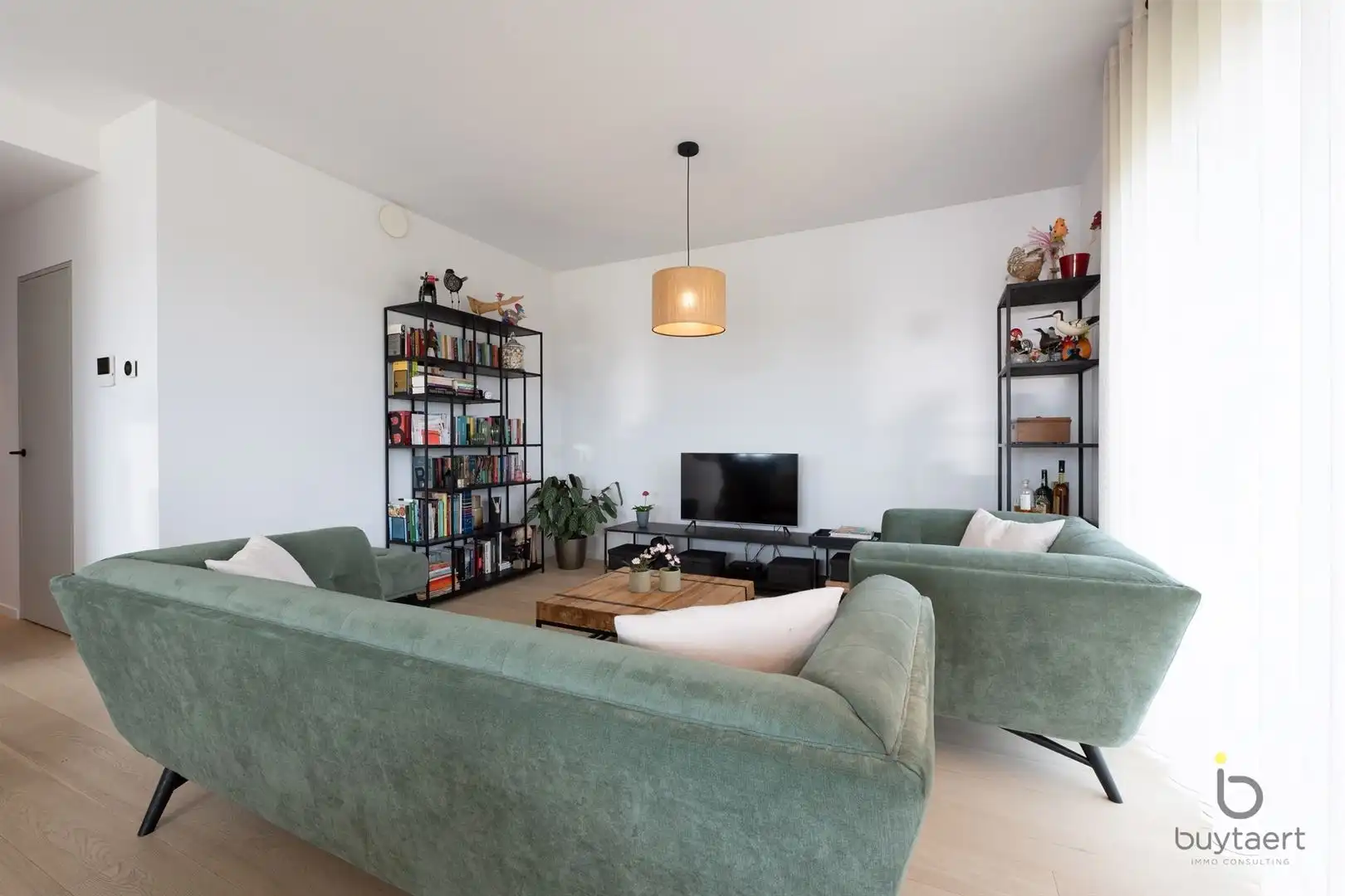 WONEN IN STIJL: een knap 2-slaapkamer appartement op de 3de verdieping met terras te Deurne-Zuid! foto 6