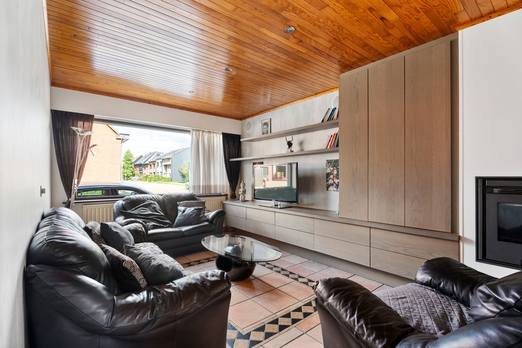 Lichtrijke woning met ruime indeling en sterk potentieel foto 3