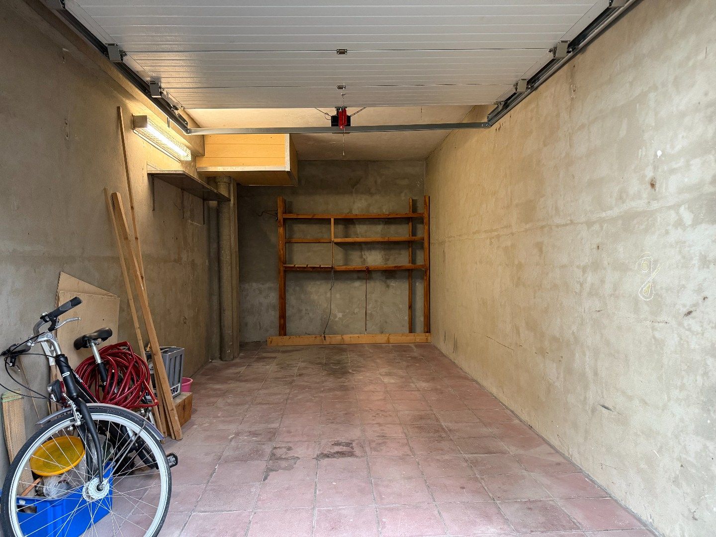 GARAGEBOX MET VOORLIGGENDE PARKEERPLAATS foto 4