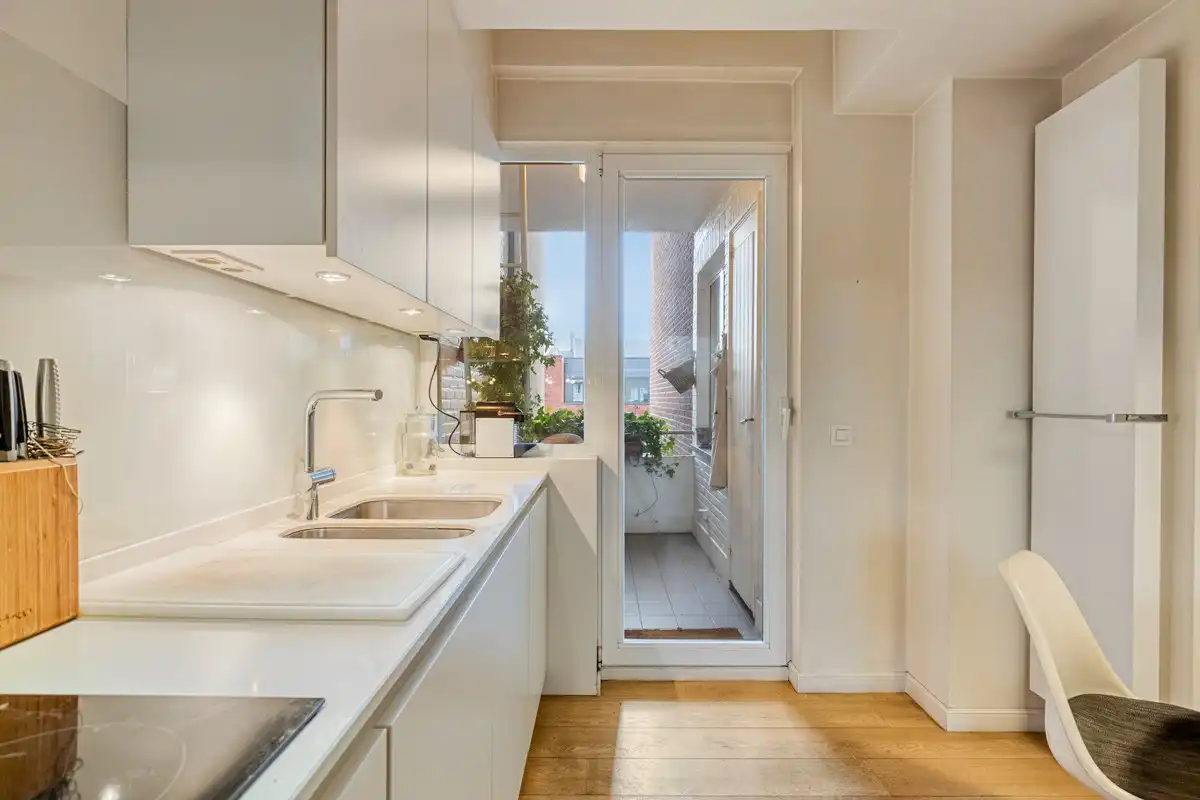 Statig en genereus mid-century appartement aan het Zuidpark met drie slaapkamers, overdekt terras en optionele grote autostandplaats. foto 12