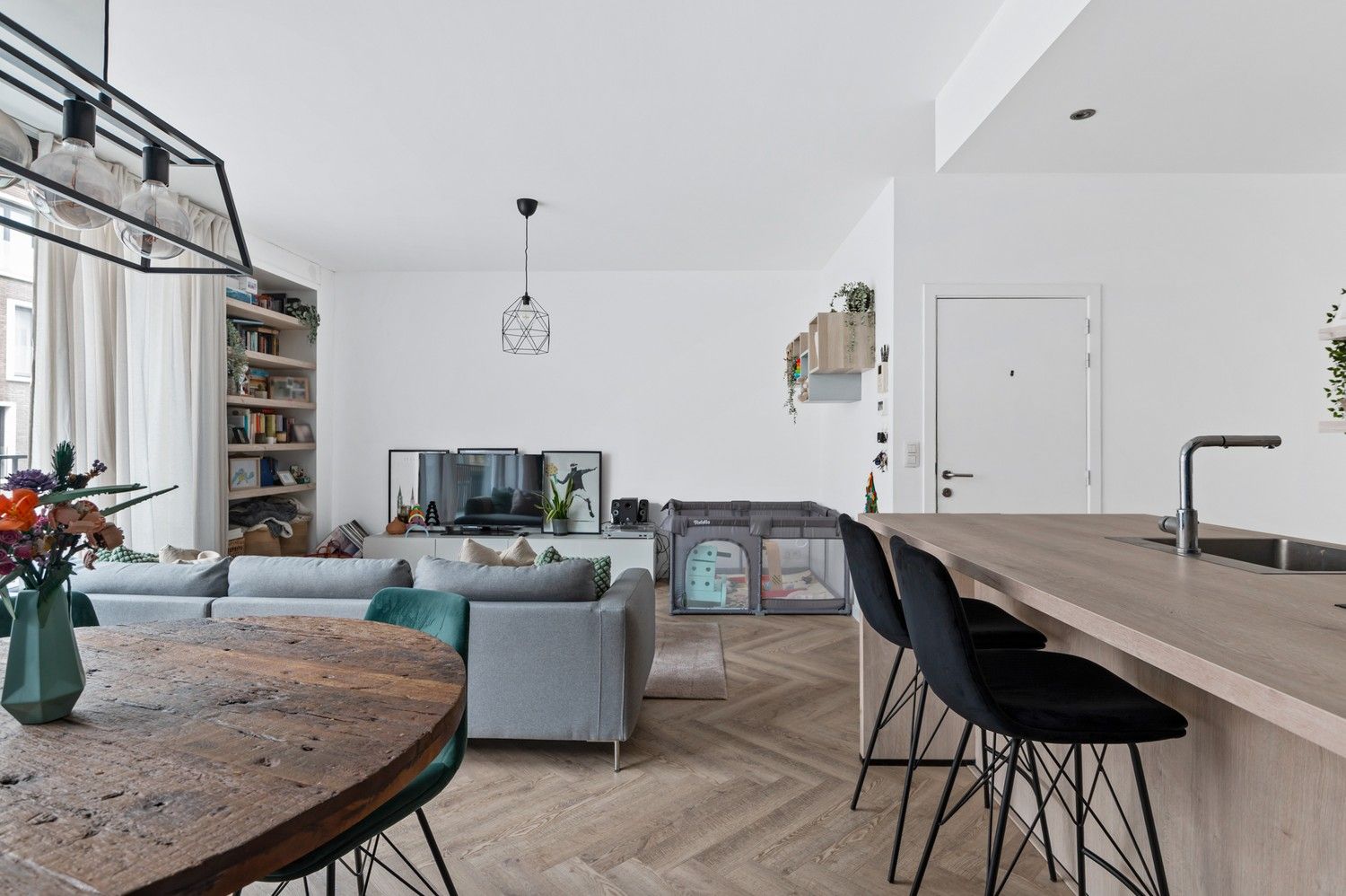 Ruim en recent 2 slaapkamer appartement te koop op 'den Dam'! foto 8