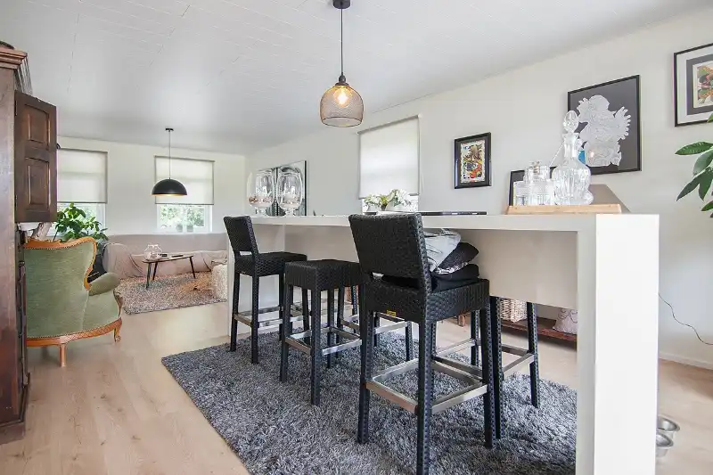 Rustig gelegen, ruime woning op een perceel van 6 aren 65 centiaren. Riante indeling met 4 slaapkamers en een open leefruimte die uitgeeft op de tuin. foto 5