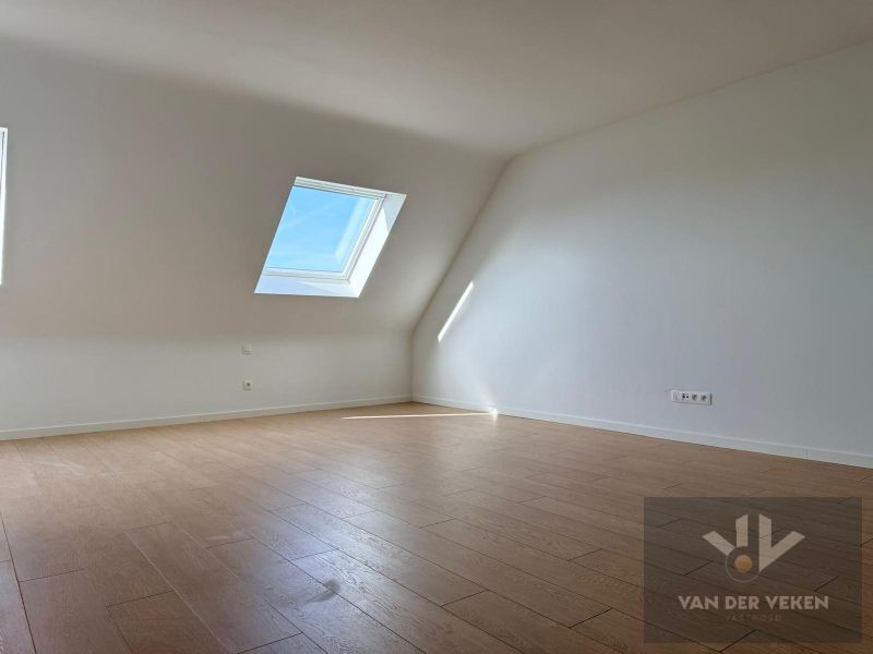 Moderne halfopen bebouwing met vier slaapkamers foto 10