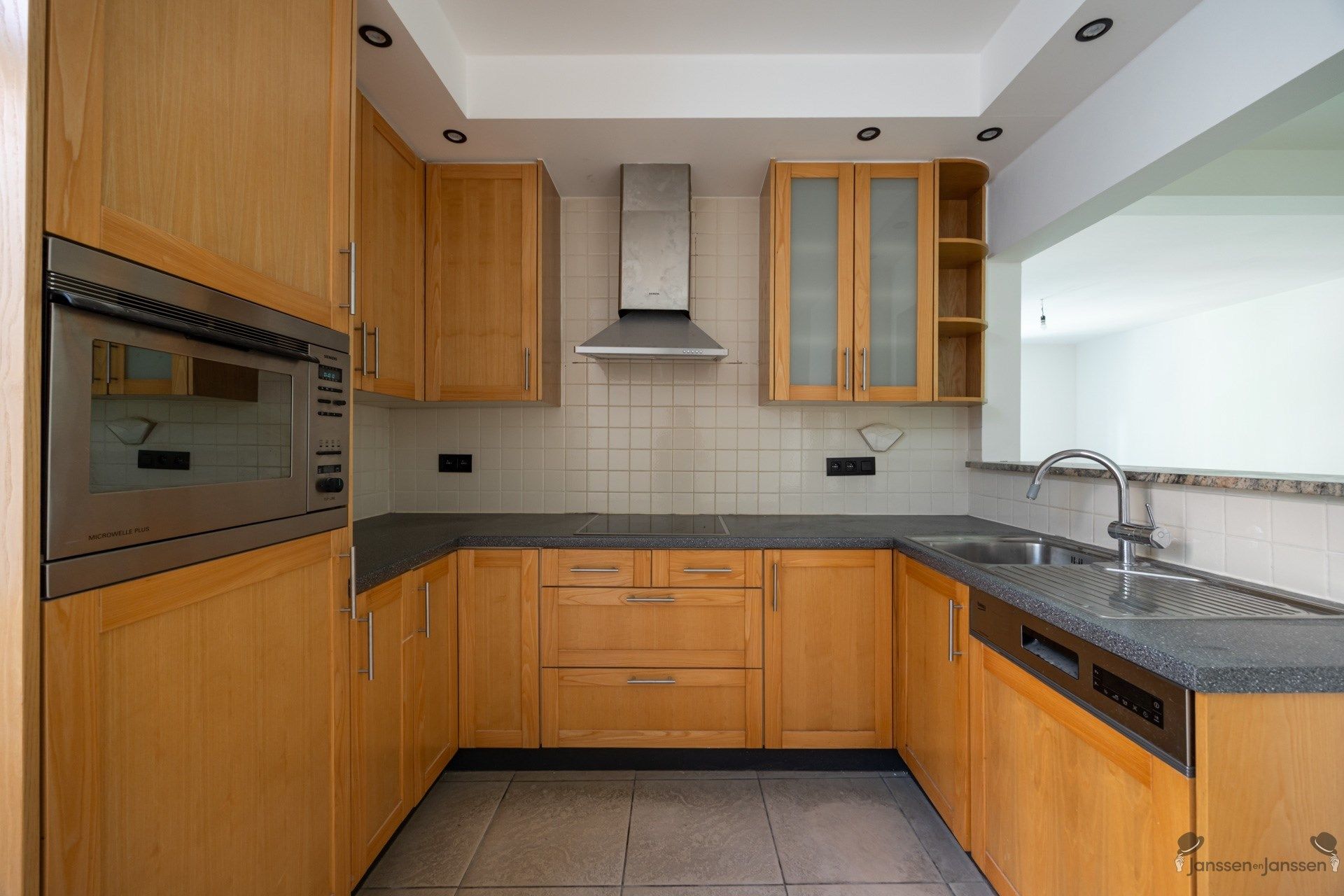 Ruim duplexappartement met twee slaapkamers te koop op het 2e verdiep in hartje Aarschot. foto 9