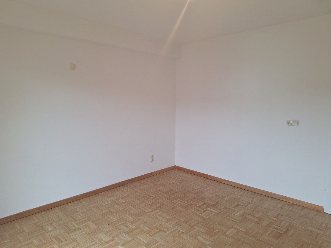 Knap gerenoveerd en perfect gelegen appartement in Genk CENTRUM met AUTOSTANDPLAATS foto 9