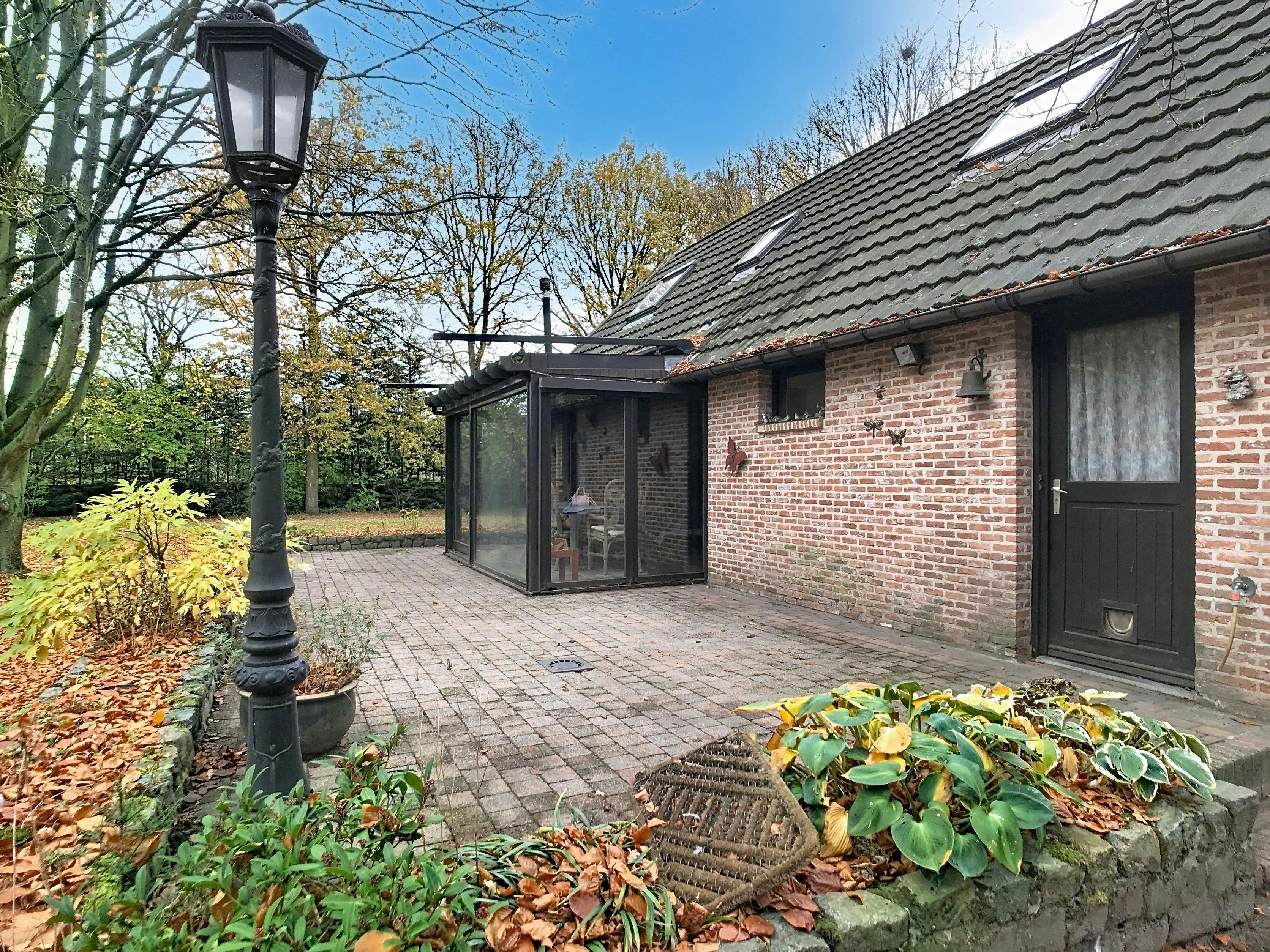 Ruime vakantiewoning op groot open perceel in bosrijk gebied foto 3