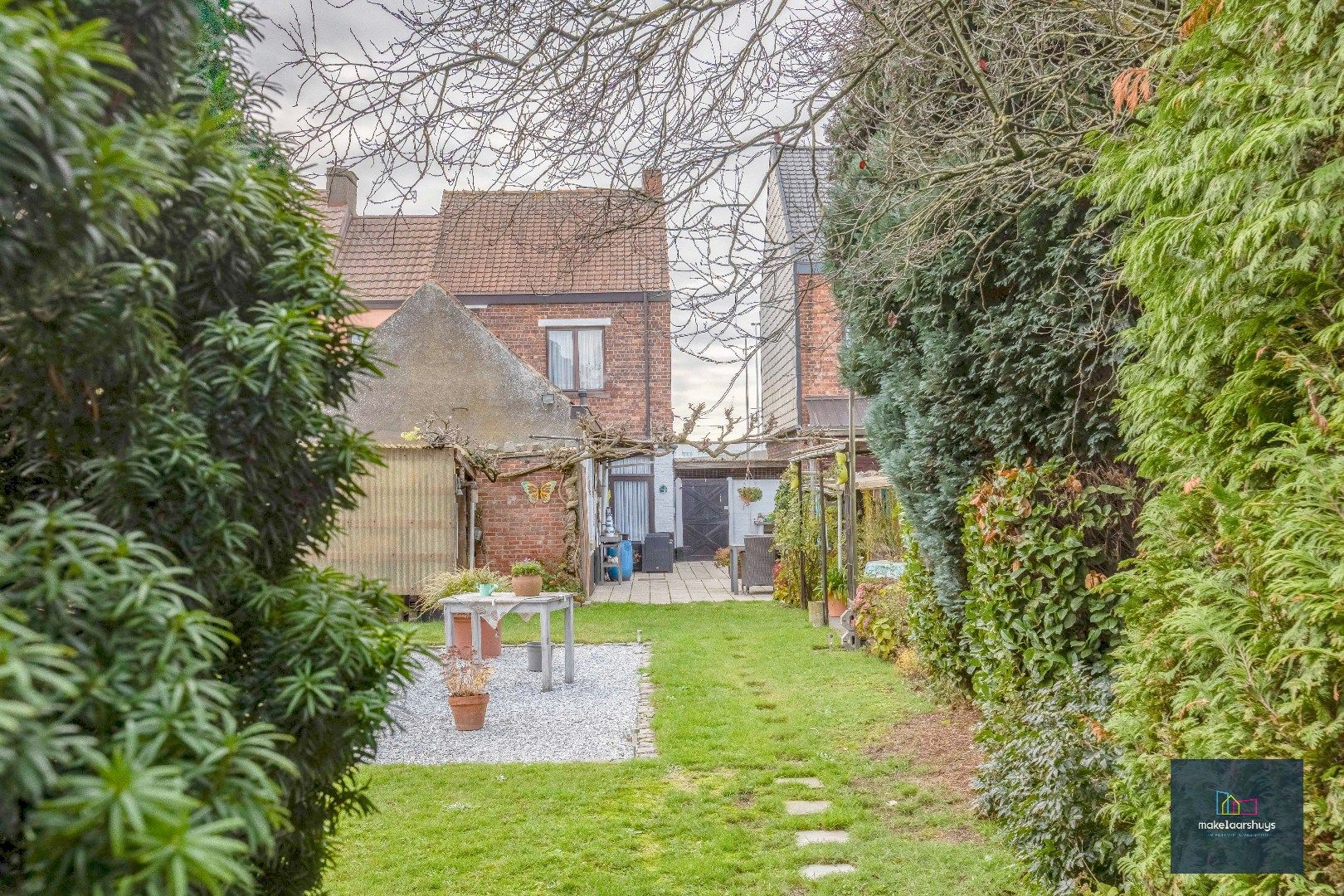 Verzorgde halfopen bebouwing met grote tuin en carport  foto 4