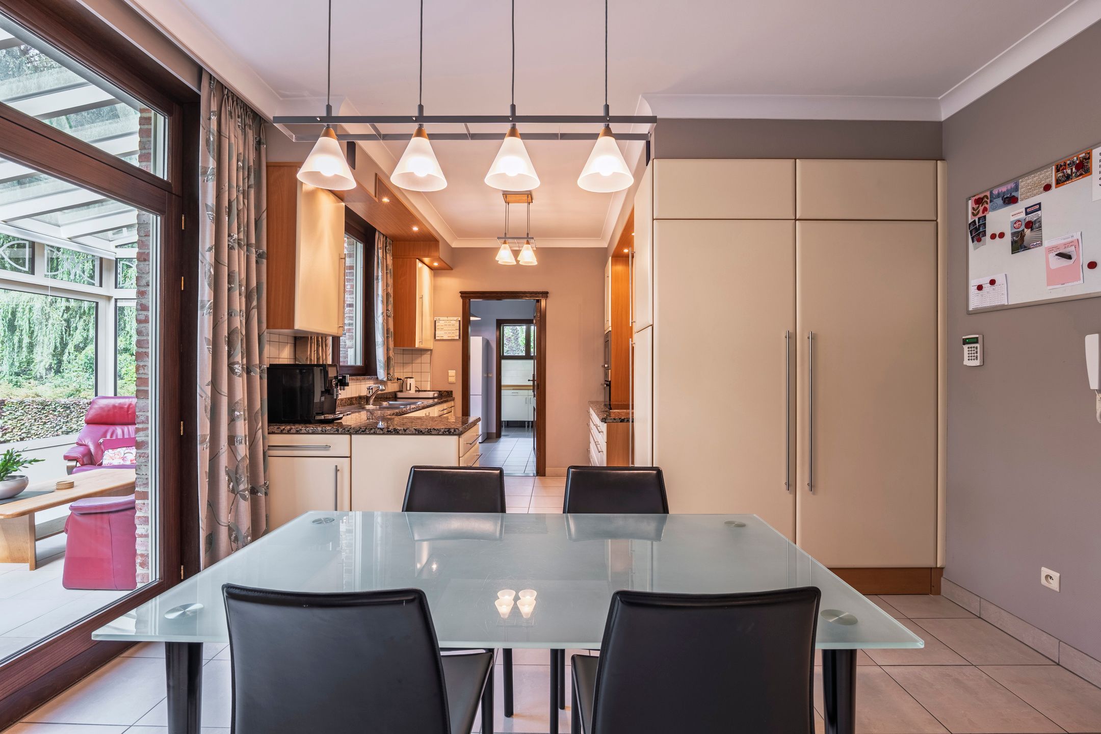 Ruime villa met aangelegde tuin foto 13