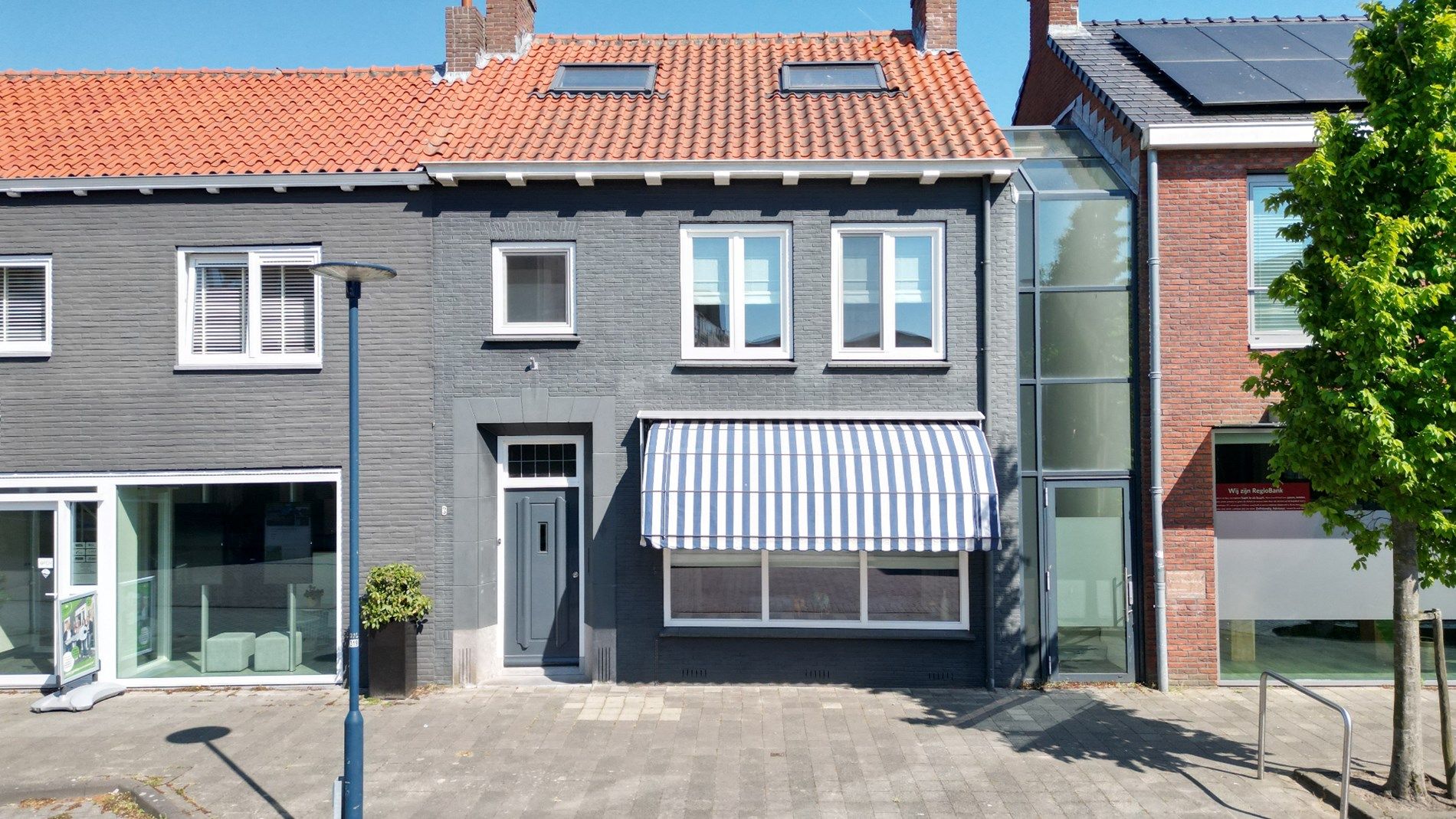 Smaakvolle en grote stadswoning met vrijstaande garage voor het hele gezin foto 2