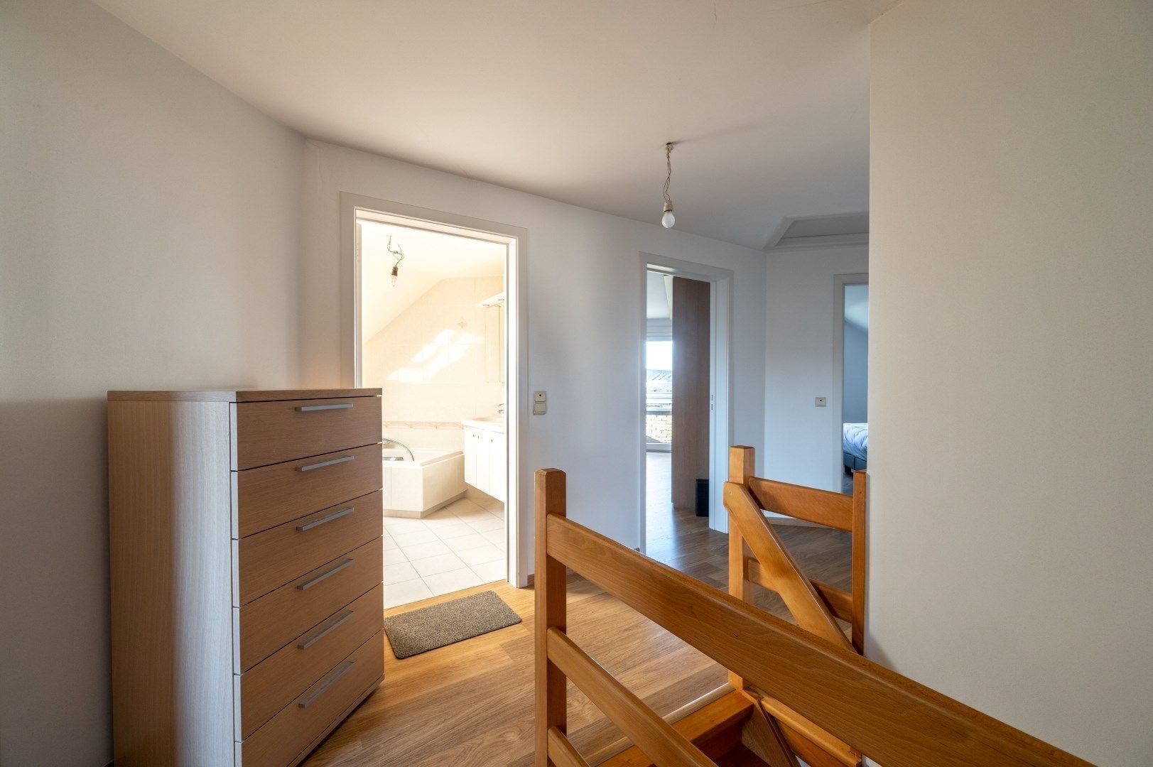 Instapklare woning met inpandige garage, 4 slk + bureau en zonnige ligging. foto 17