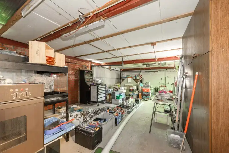 🏡 Te renoveren HALFOPEN woning met 3 slaapkamers, grote garage met uitweg achteraan TE KOOP in het hartje van Sint-Baafs-Vijve! foto 9