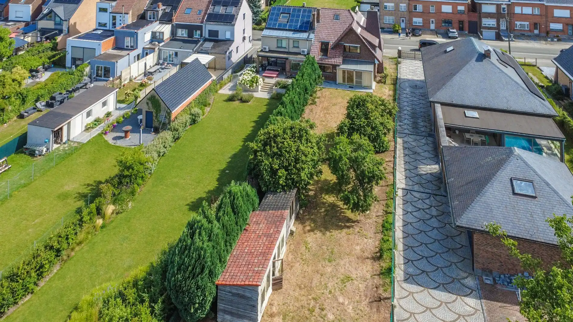Een gebouwde drie - gevel villa (deels te renoveren) met o.a. 3 slaapkamers! foto 22
