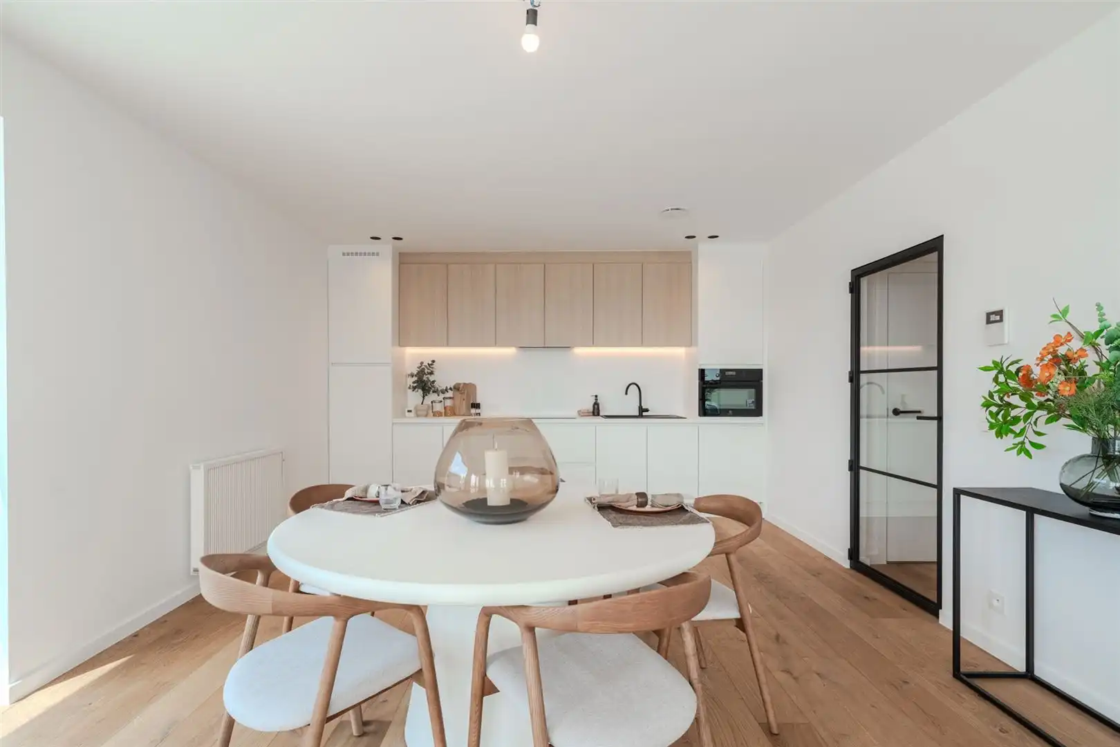 Modern ingericht één slaapkamer appartement foto 5