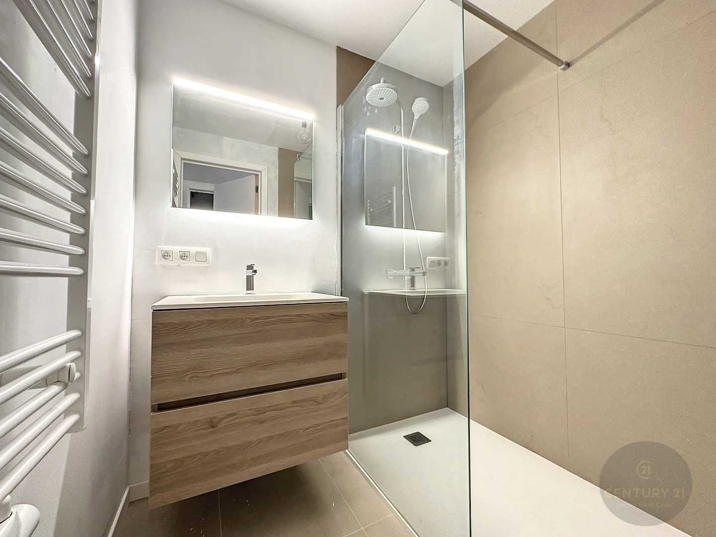 NIEUW en ZEER RUIM gelijkvloersappartement foto 5