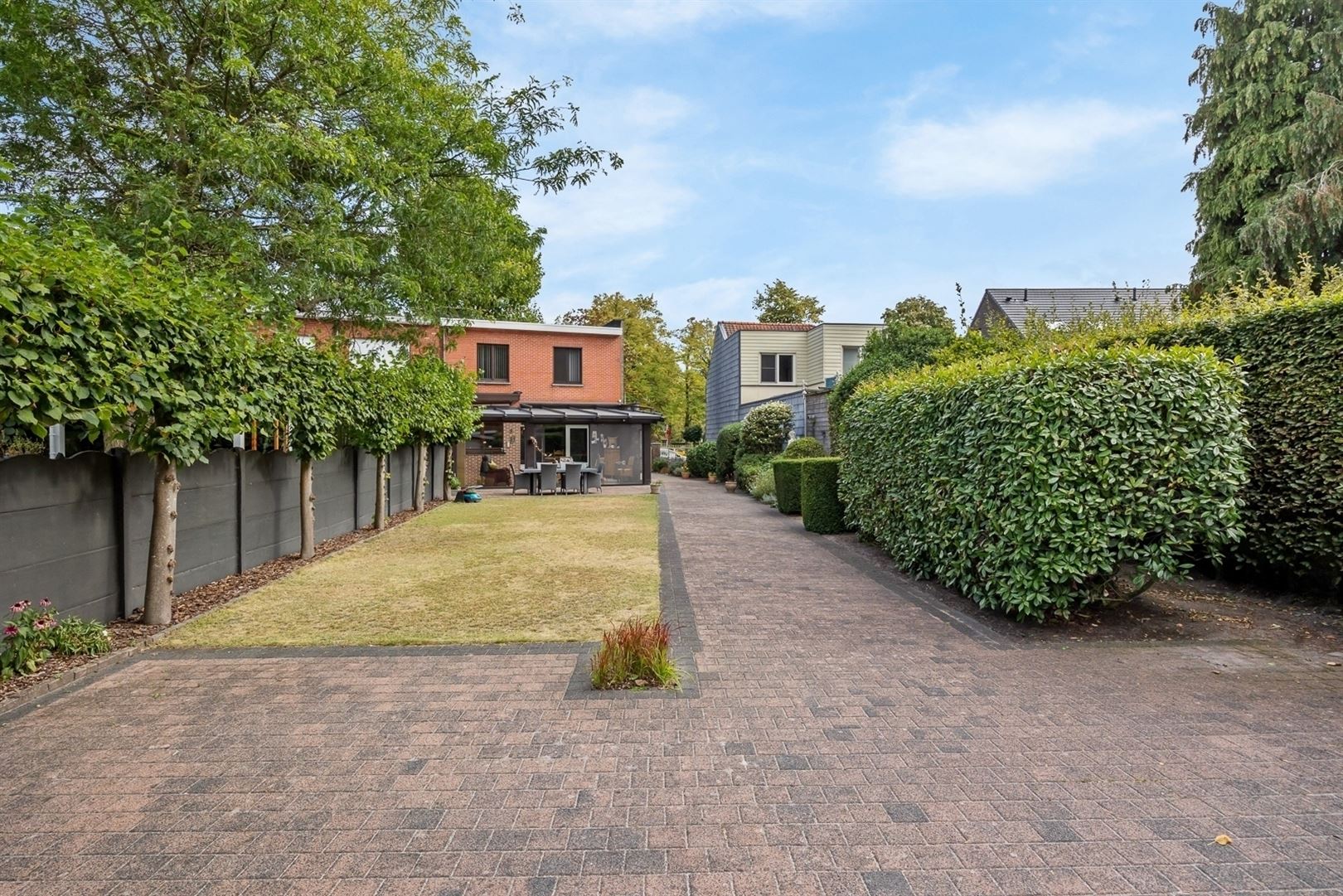 Halfopen bebouwing met dubbele garage gelegen nabij centrum Brasschaat  foto 13