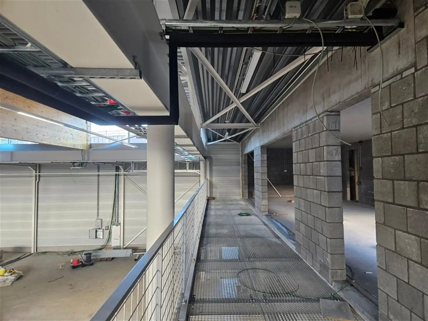 Nieuwbouw magazijnruimtes langs de E40 in Drongen  foto 10