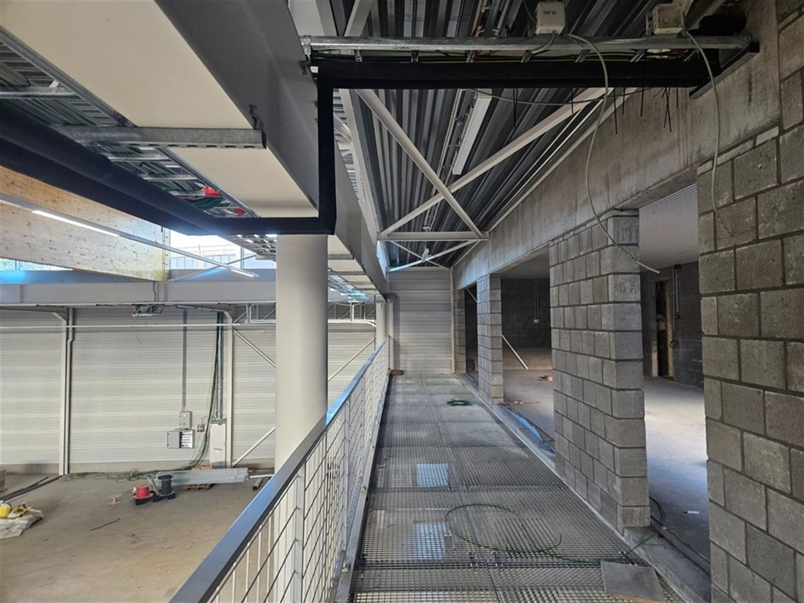 Nieuwbouw magazijnruimtes langs de E40 in Drongen  foto 10