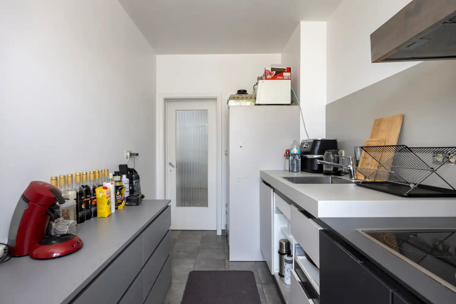 Instapklaar 2-slaapkamerappartement met garage foto 6