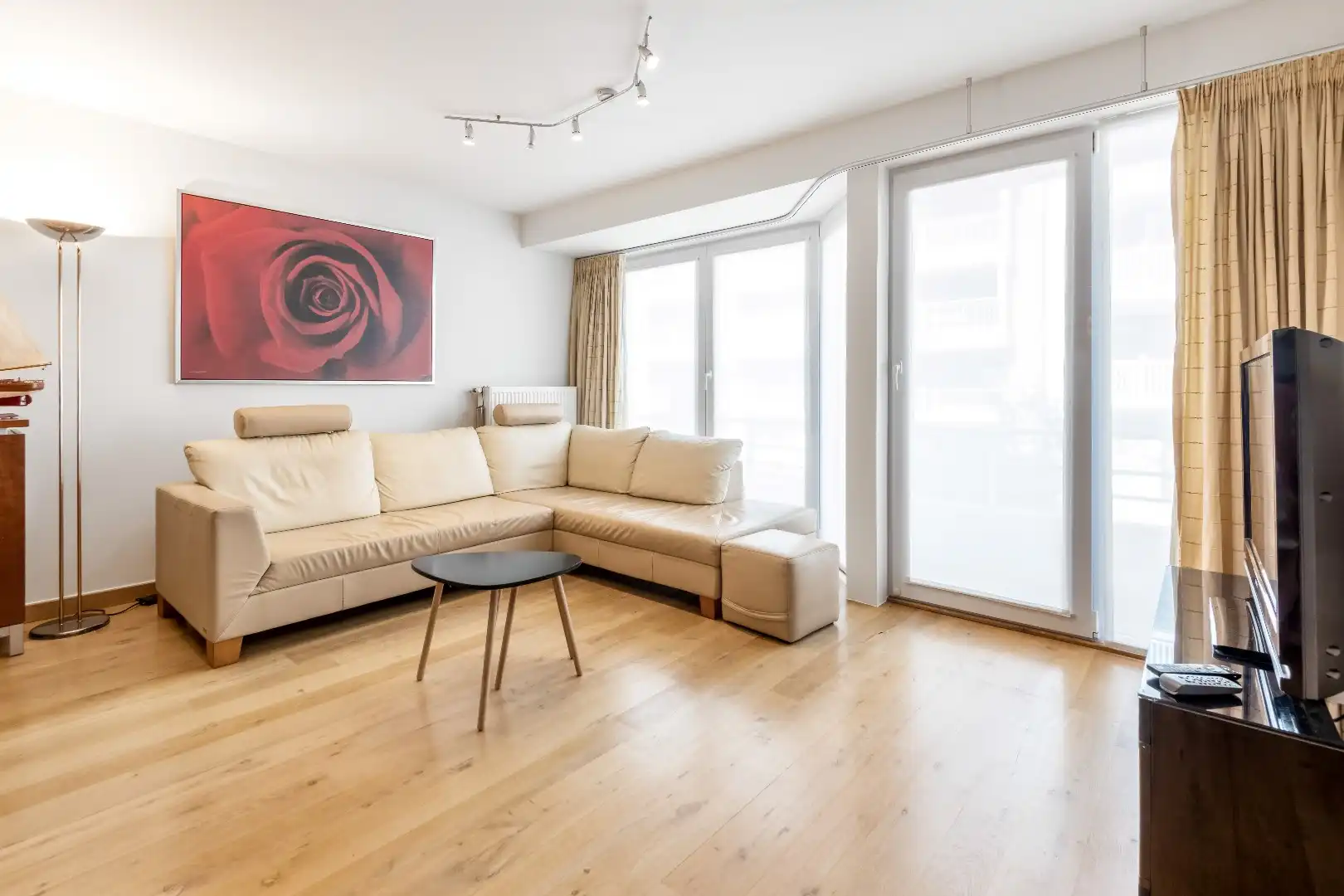 Aangenaam appartement gelegen op de Van Bunnenlaan vlakbij het strand. Ruime, inpandige parking te koop foto 3