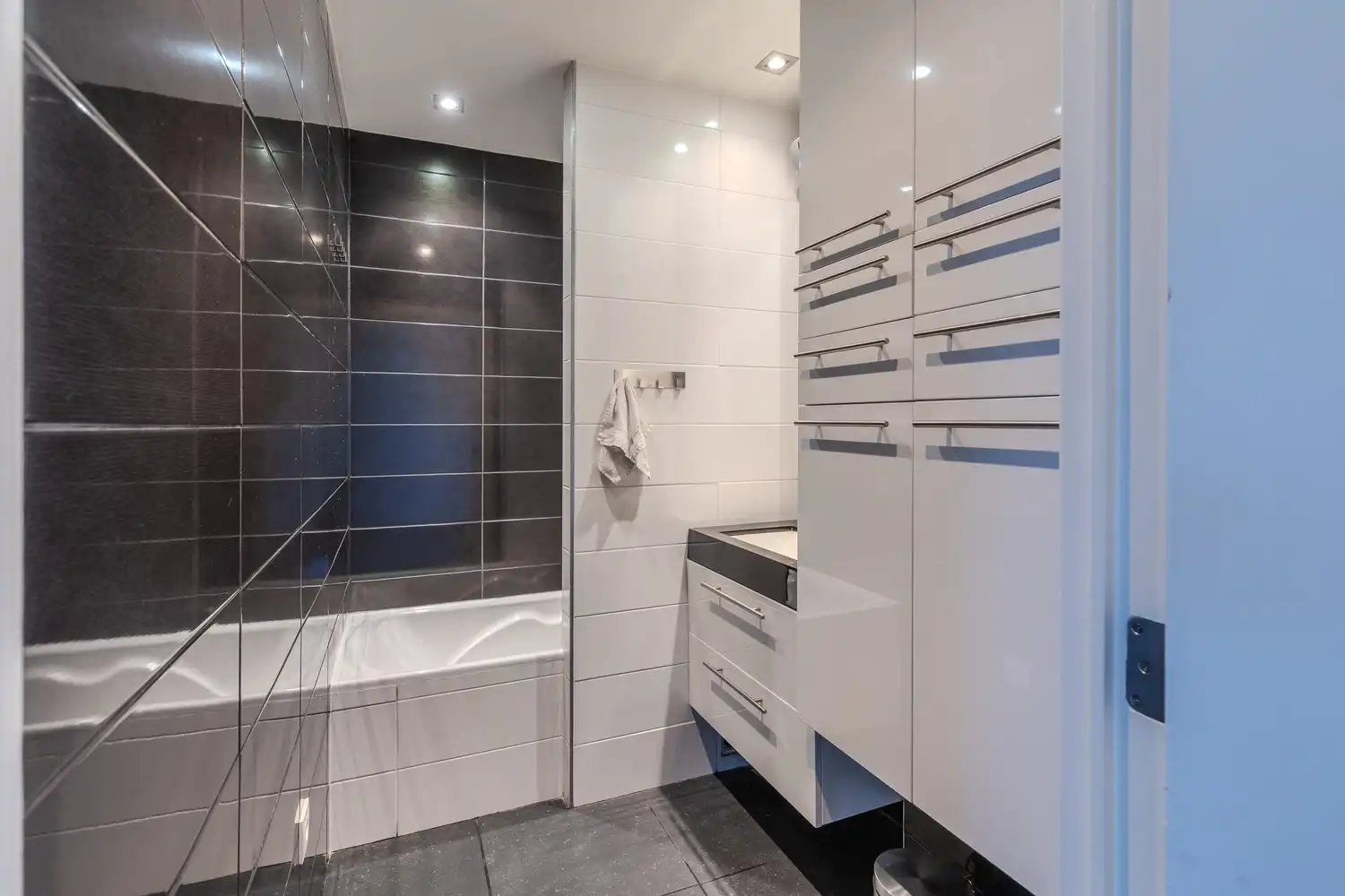 Instapklaar appartement met terras in hartje Lanaken foto 24