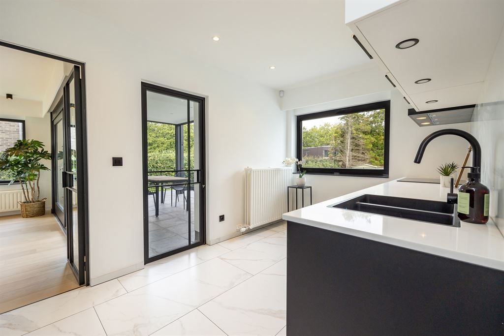 Stijlvol gerenoveerde villa met ruime tuin foto 6