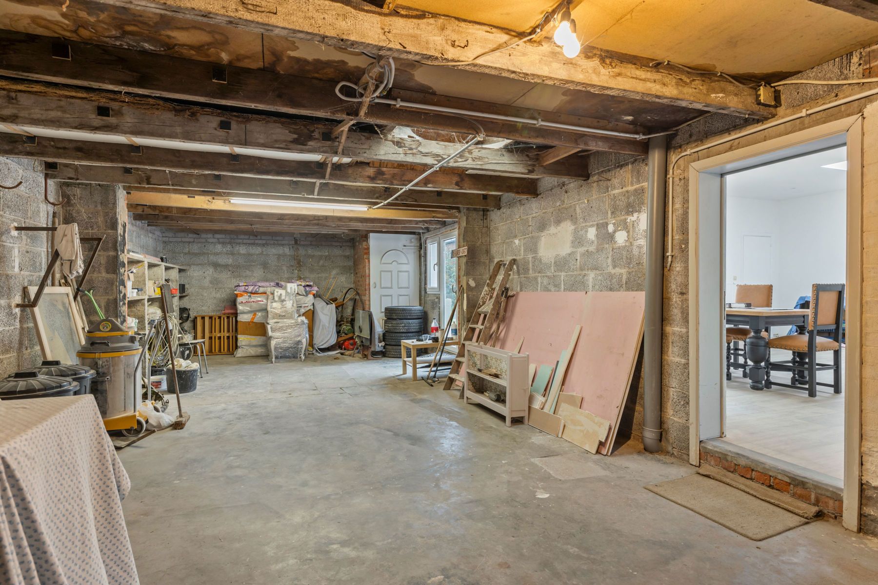 Charmante gerenoveerde woning met ruime garage & magazijn foto 24