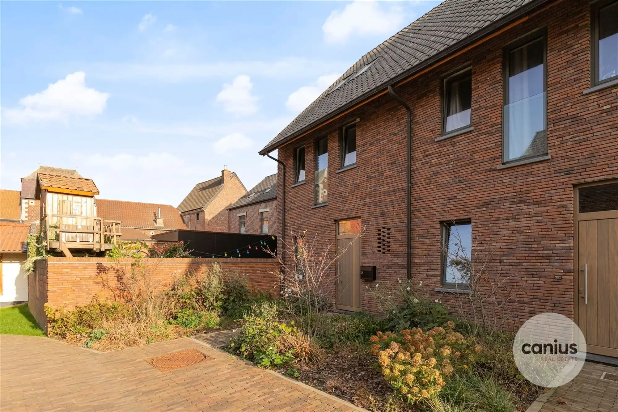 HEDENDAAGSE WONING NABIJ HET CENTRUM foto {{pictureIndex}}