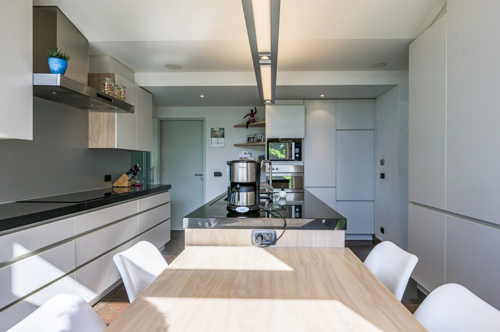 Alleenstaande woning op 813 m² in zeer rustige buurt met 3 slks + gelijkvloers bureau. foto 12