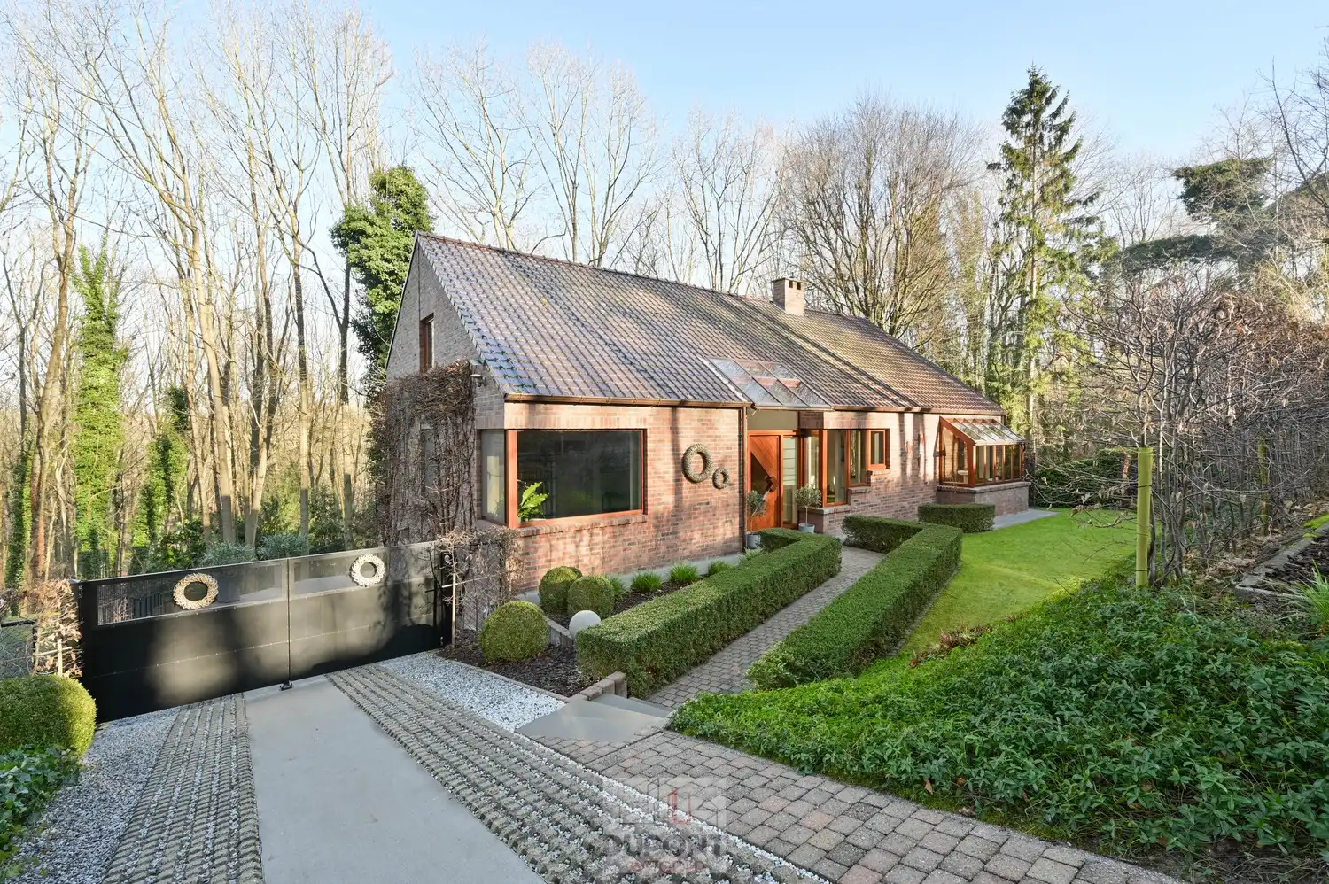 Villa gelegen in een prachtig bebost kader, zeer rustig gelegen, 3 tot 5 slaapkamers, zeer grote kelder. foto {{pictureIndex}}