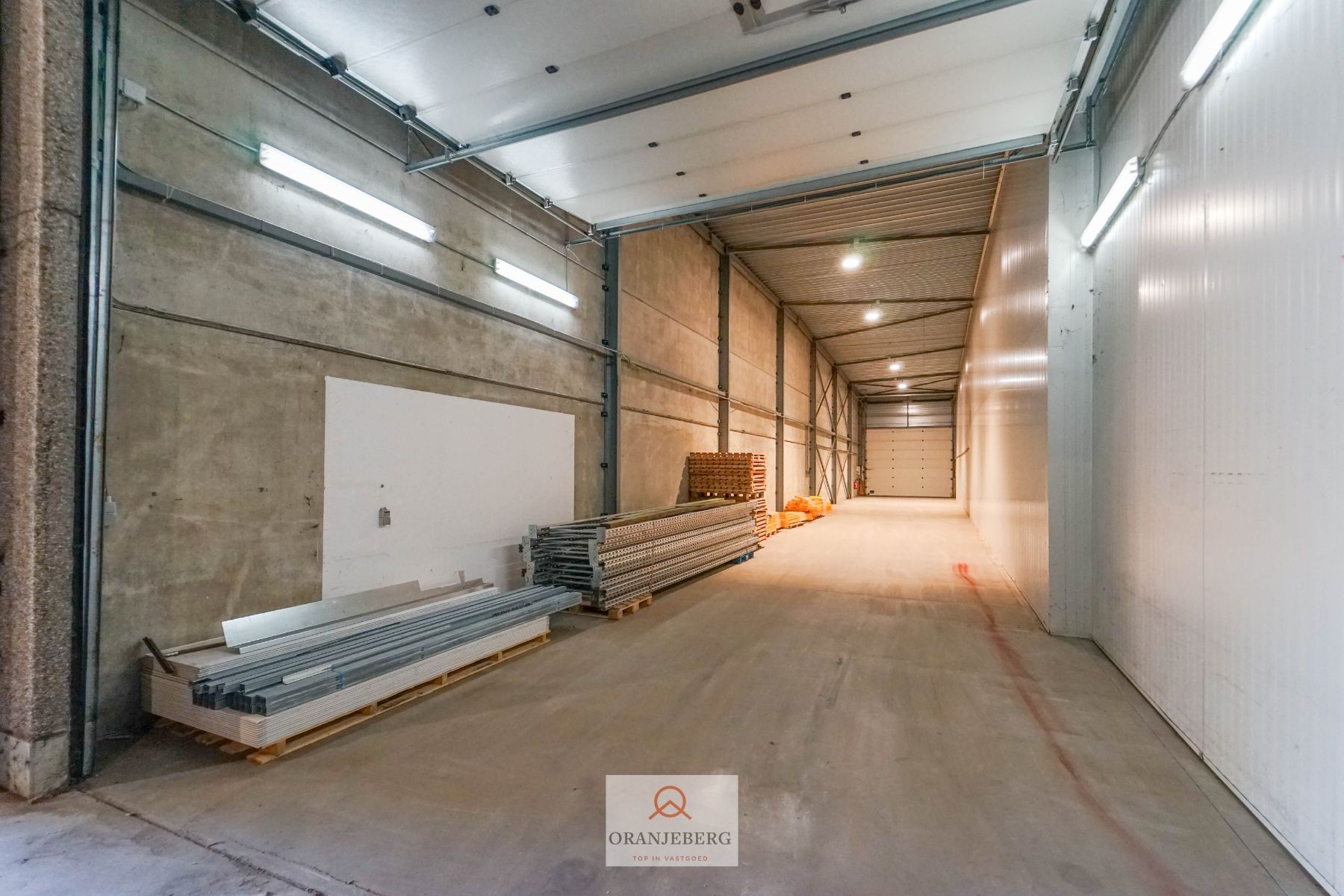 Groot magazijn (221m²) Te Huur met hoge bereikbaarheid vlakbij R4 foto 2