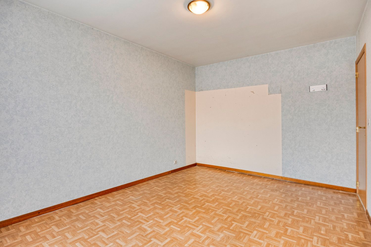 GELIJKVLOERS APPARTEMENT MET 3 SLAAPKAMERS EN INPANDIGE GARAGE TE HALEN! foto 14