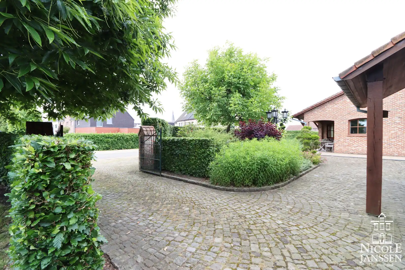 Instapklare en ruime gezinswoning met garage en diepe tuin in het gezellige Beek foto 22