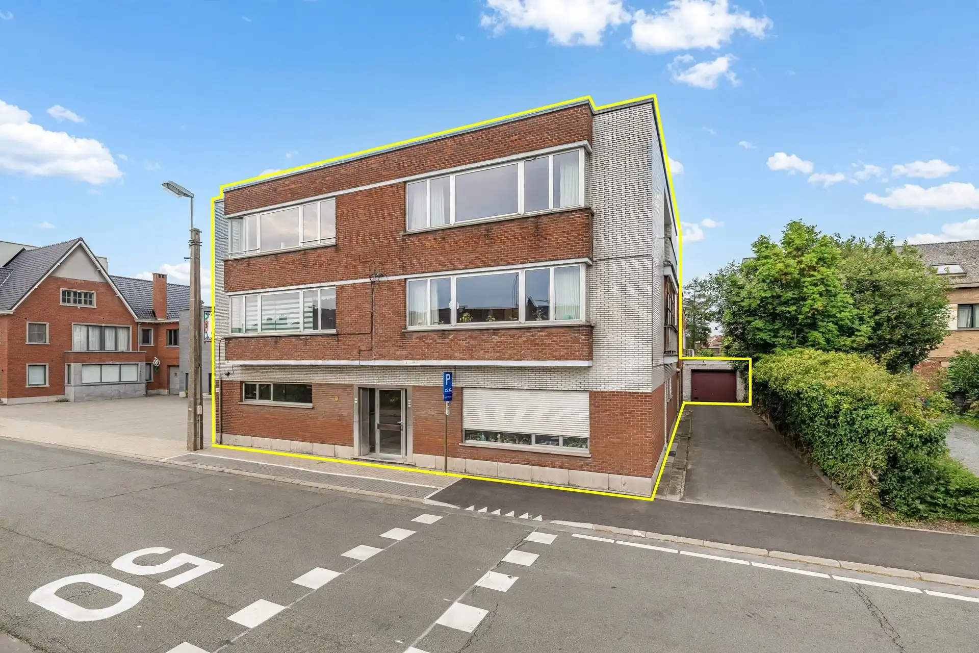 Opbrengsteigendom met 5 appartementen en 5 garages op toplocatie te Wetteren! foto 2