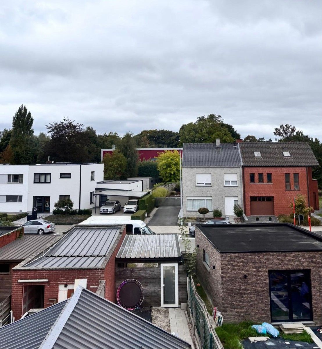 Rijwoning met uitweg achteraan met carport in de directe nabijheid van scholen, centrum  en openbaar vervoer. foto 14