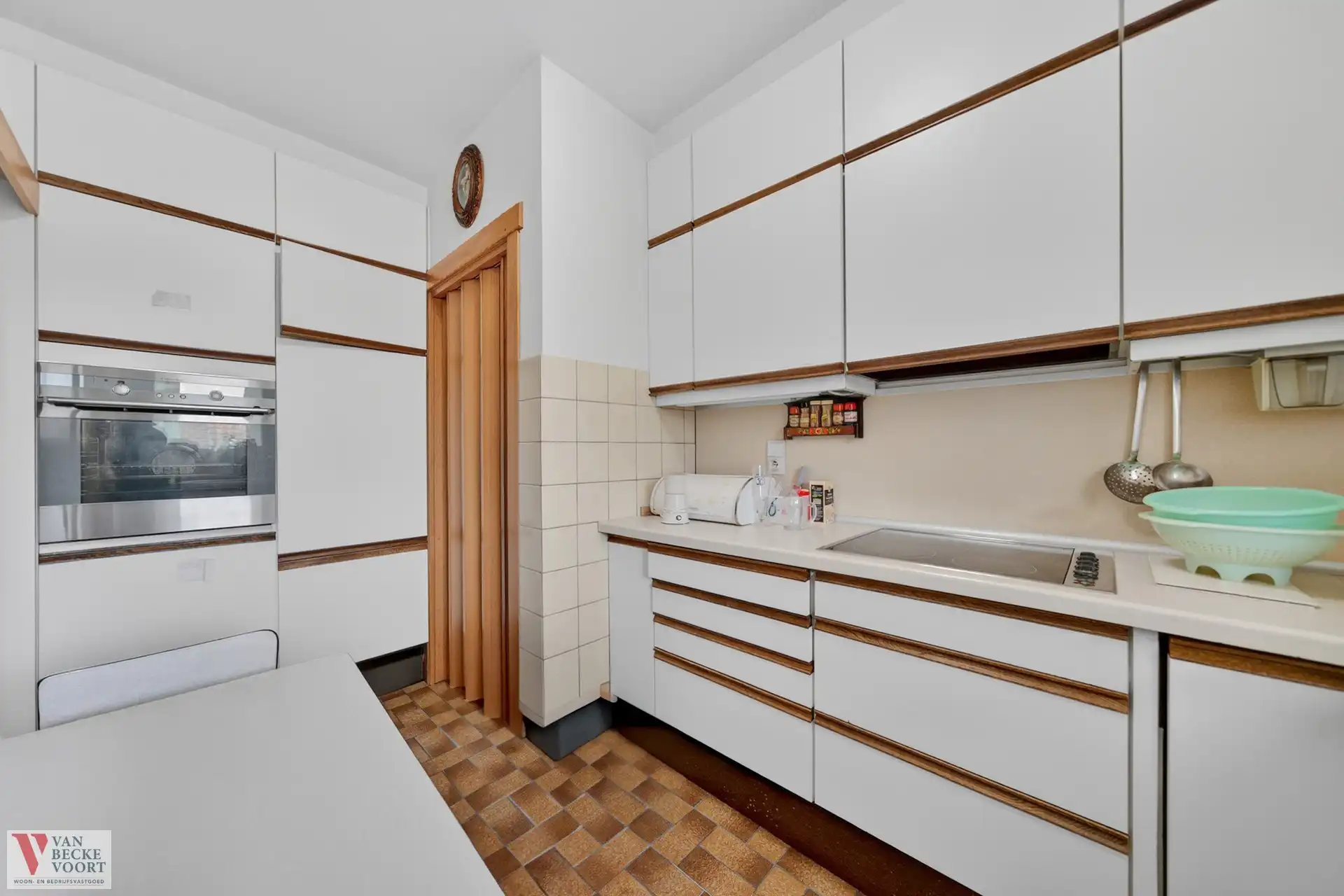 Te renoveren bel-etagewoning met garage foto 4