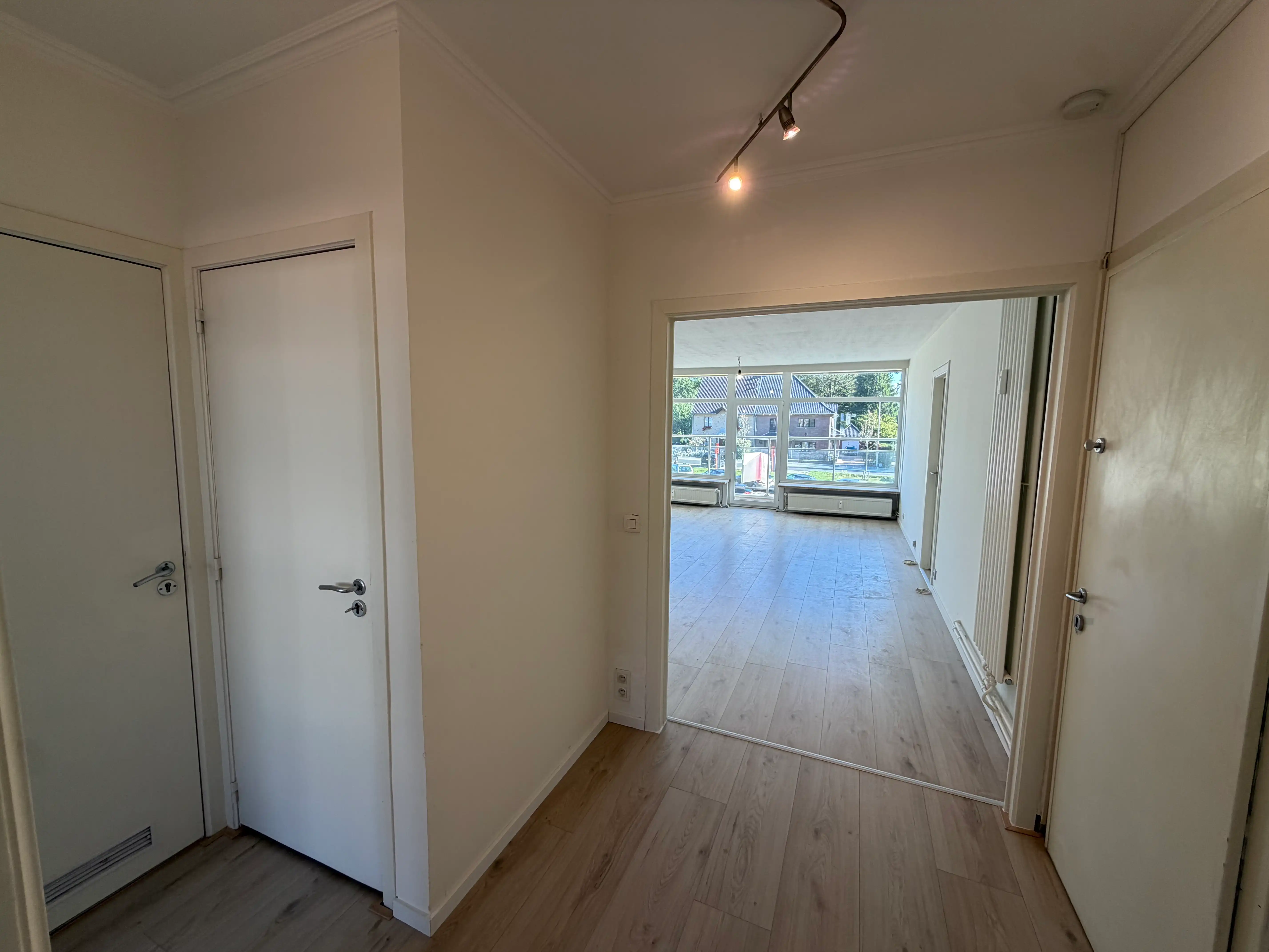 GENK te koop: gerenoveerd appartement met 2 slaapkamers foto 2