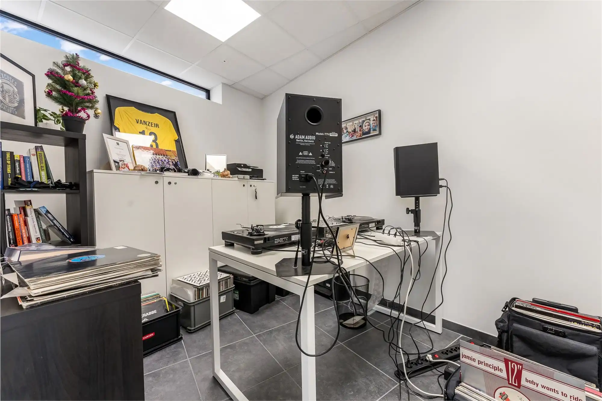 ZEER GOED GELEGEN HANDELSRUIMTE (110M²) MET BUREAU EN KITCHENETTE TE PAAL foto 12