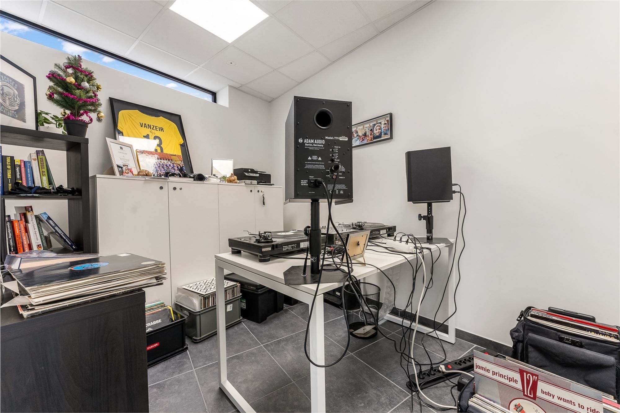 ZEER GOED GELEGEN HANDELSRUIMTE (110M²) MET BUREAU EN KITCHENETTE TE PAAL foto 12