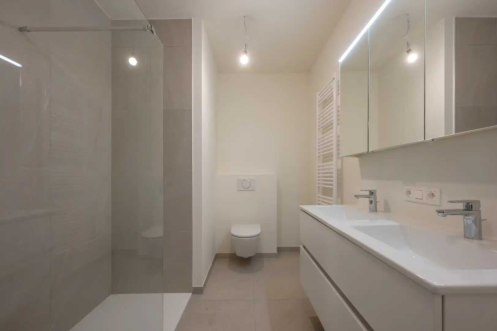 HOOST is een iconische toren met een expressief gevelontwerp op enkele honderden meters van de zee foto 4