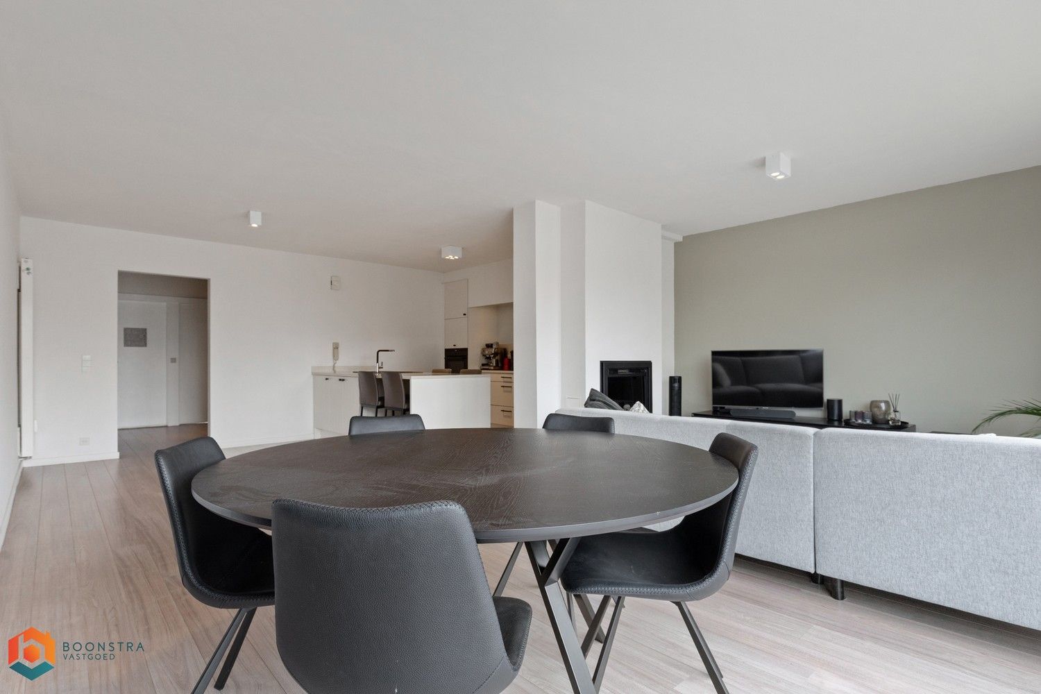 Gerenoveerd appartement met 2 slpkrs in hartje Putte foto 2