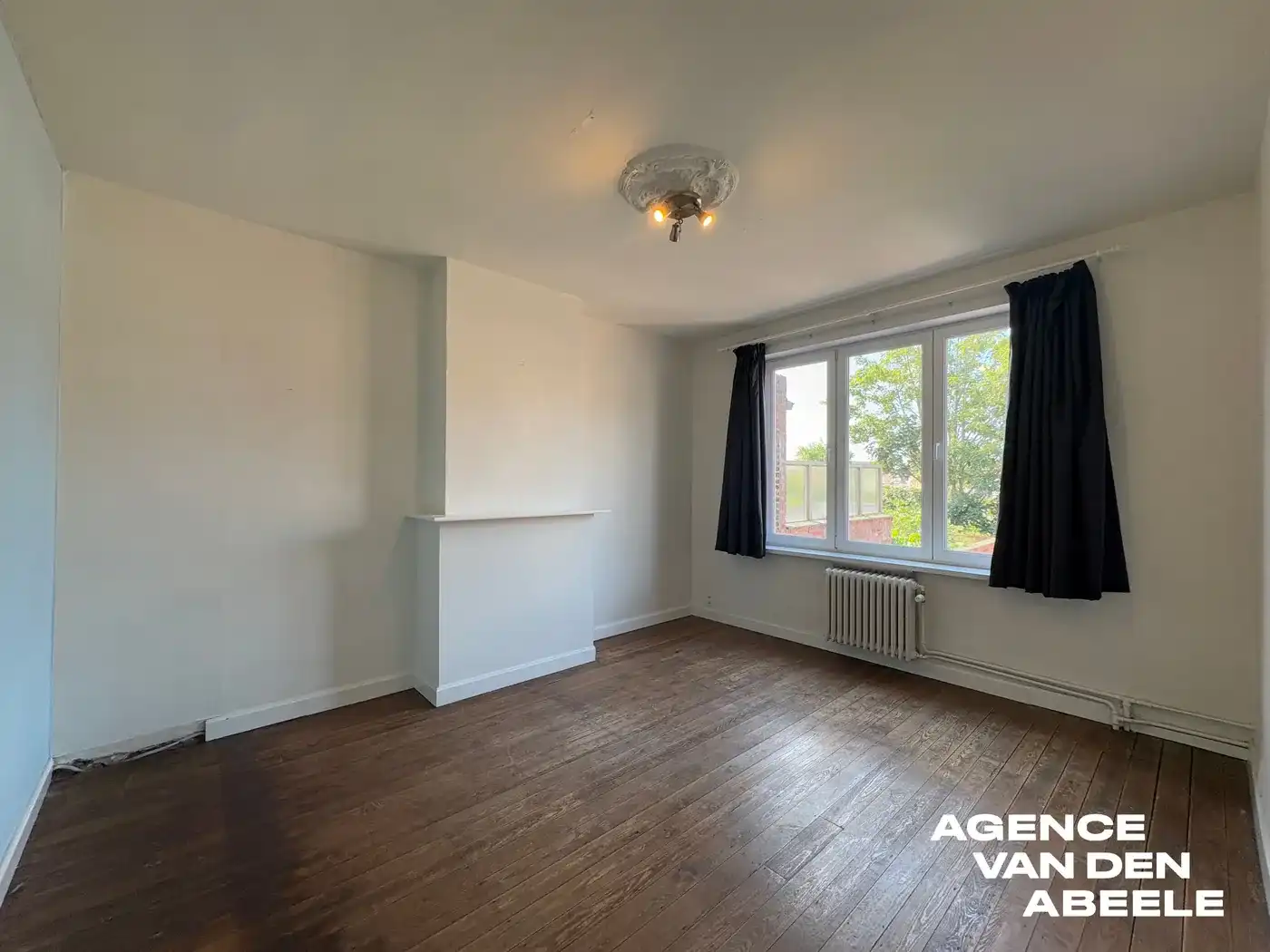 Zeer ruime burgerswoning met 4 slaapkamers en groot terras nabij de Smedenpoort   foto 7