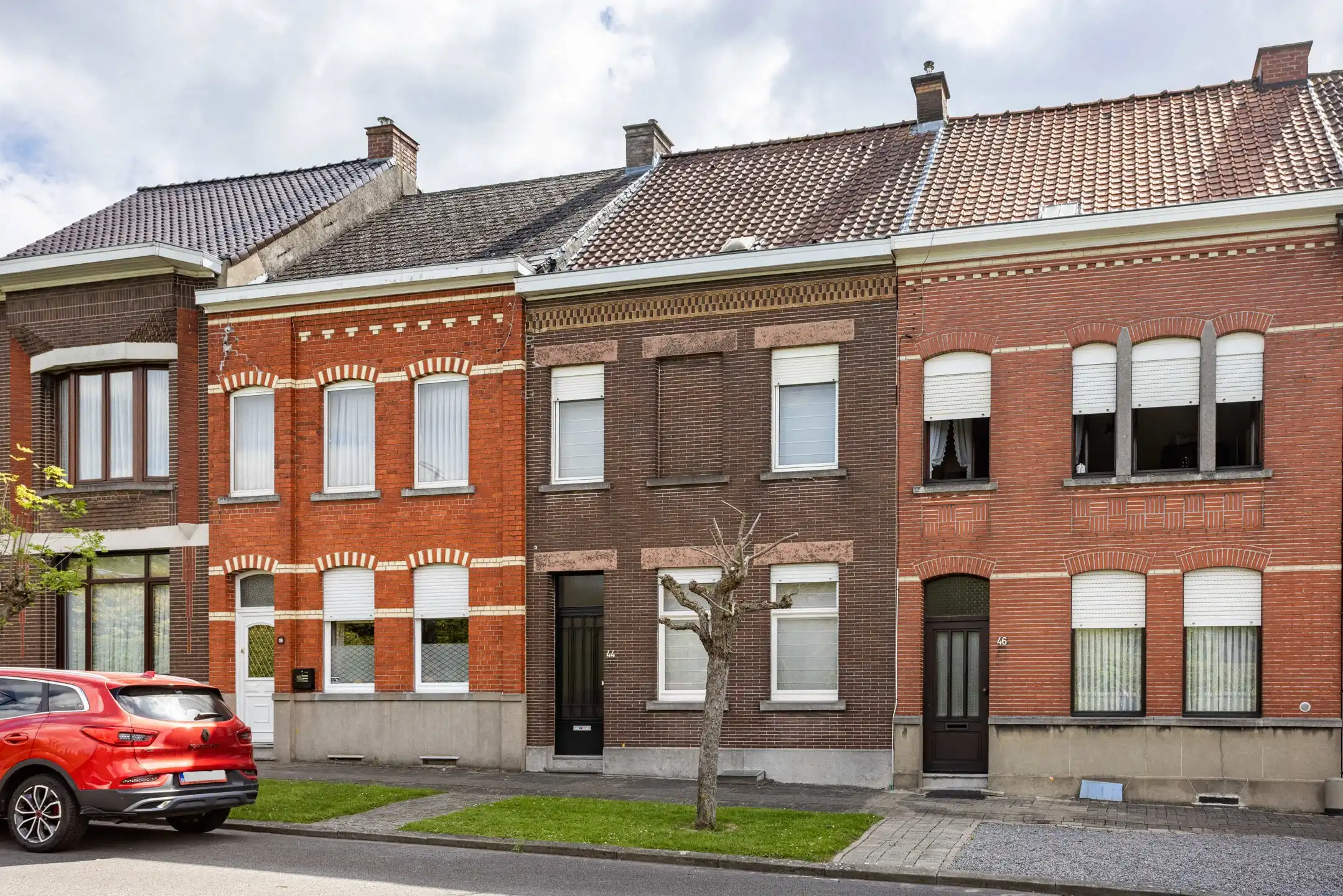 Hoofdfoto van de publicatie: Deels te renoveren rijwoning in een rustige buurt