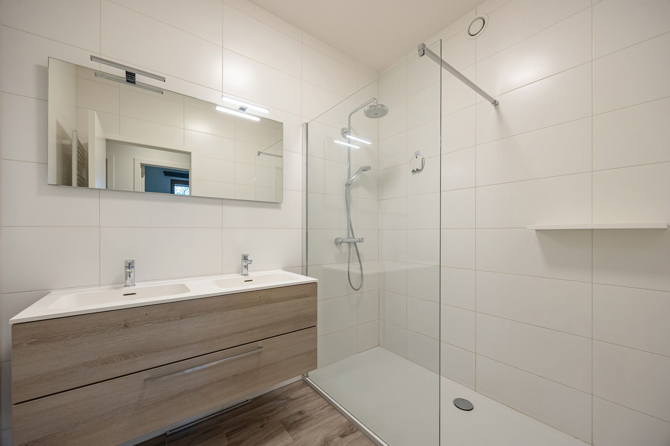 App met groot terras, kelderberging en autostaanplaats foto 9