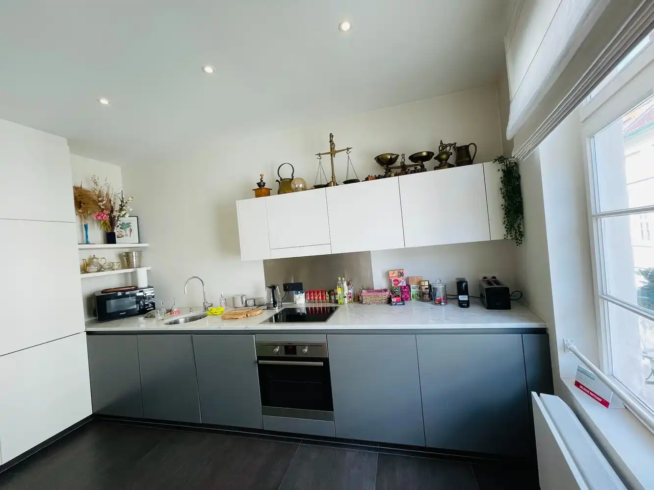 Brugge centrum , op een Idyllische locatie, aan één van de mooiste reien van Brugge,  RECENT GERENOVEERD LICHTRIJK GEMEUBELD🪑🛌HOEKHUIS foto 5