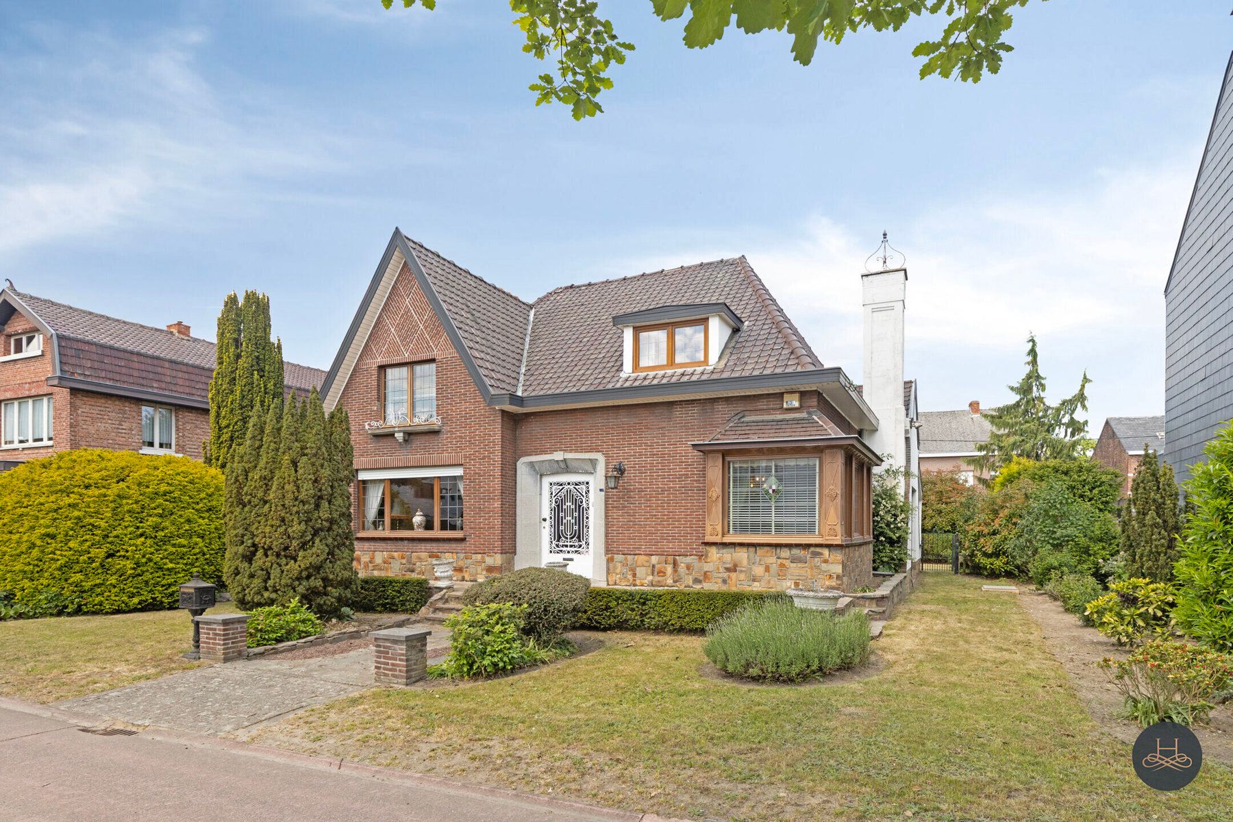 Hoofdfoto van de publicatie: Karaktervolle, te renoveren woning, tuin en grote garage