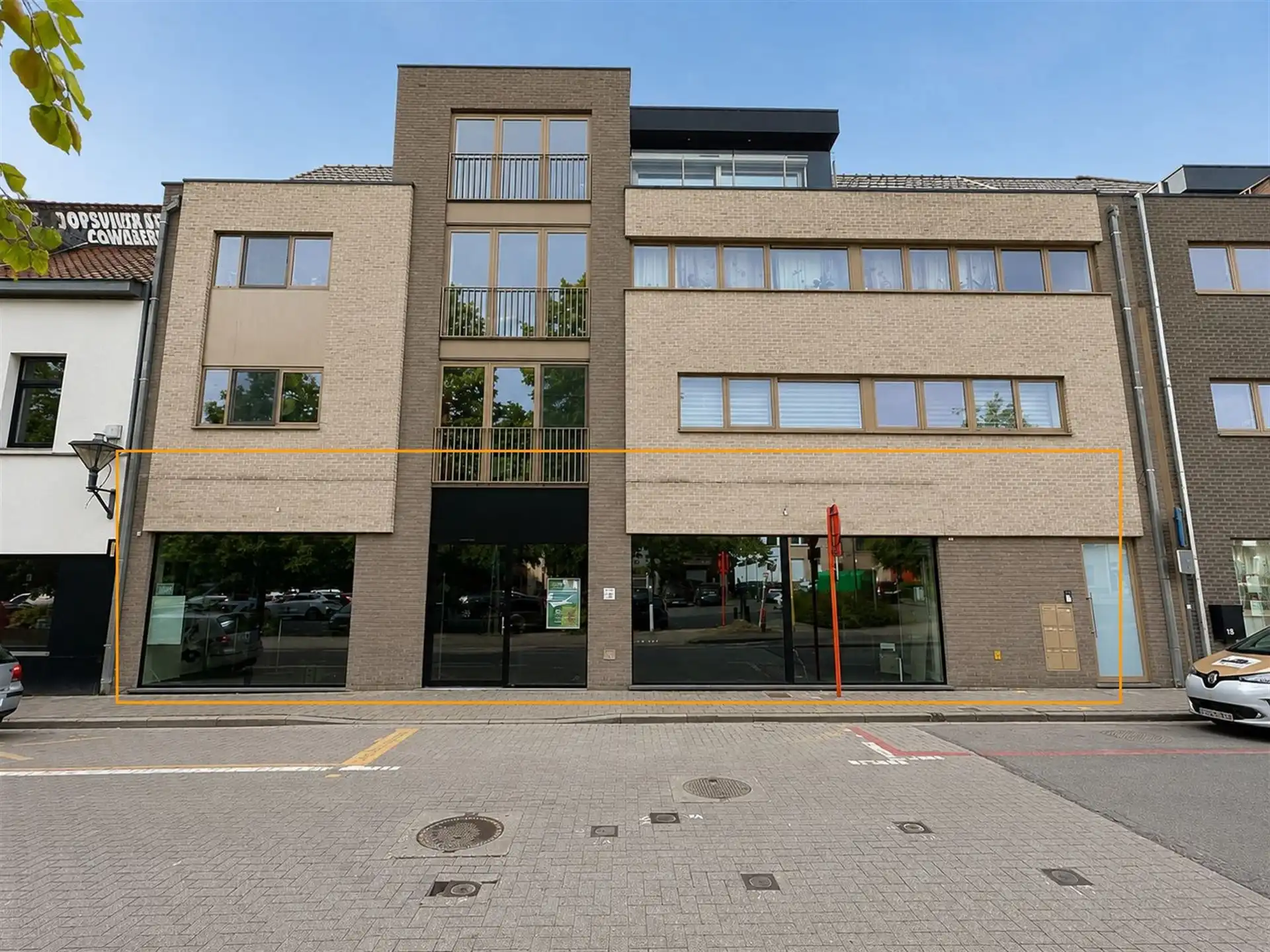  Opvallend handelspand op commerciële toplocatie in hartje Aalst! foto {{pictureIndex}}