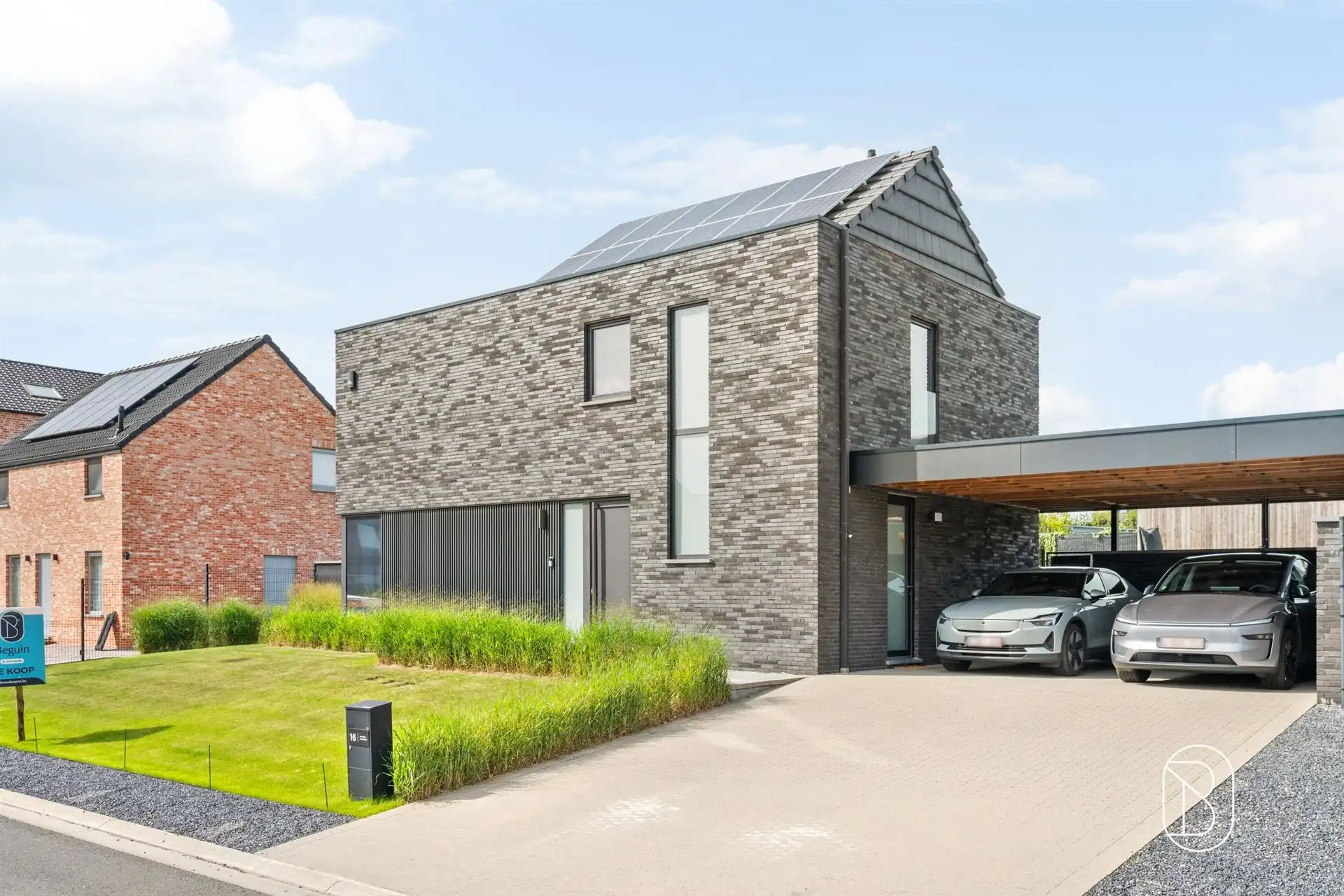 Topgelegen recente moderne woning foto {{pictureIndex}}