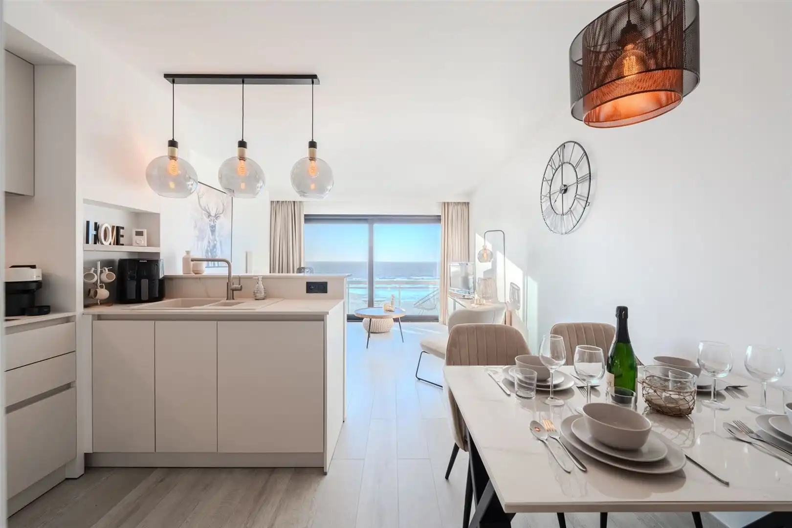 Moderne studio met frontaal zeezicht foto 29