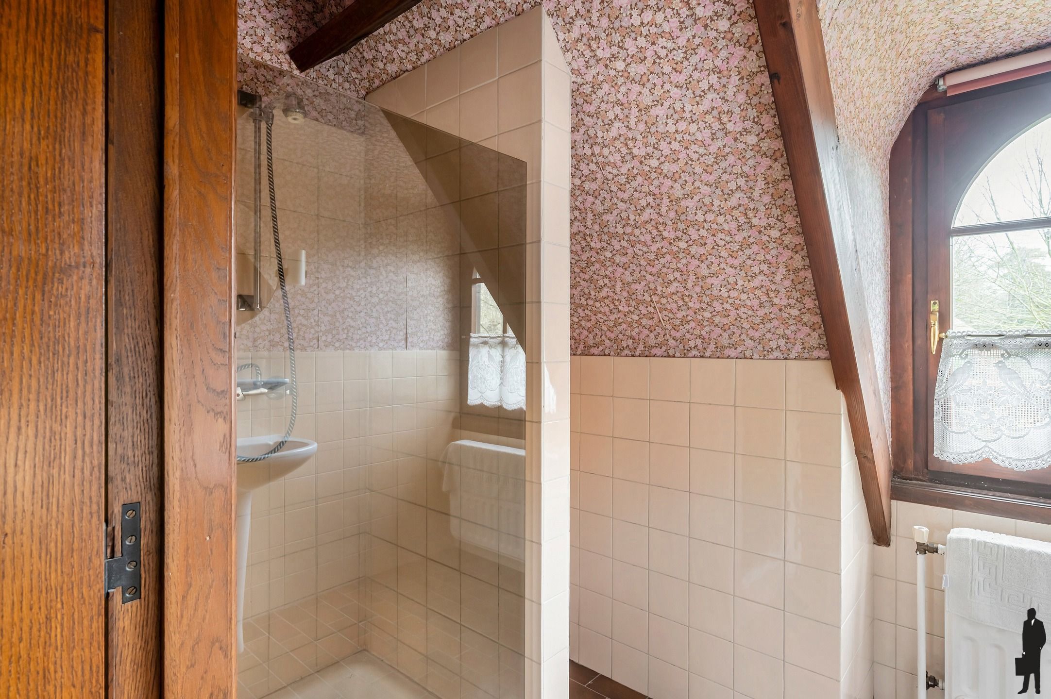 Te renoveren villa, in een bijzonder groene en residentiële omgeving!  foto 18