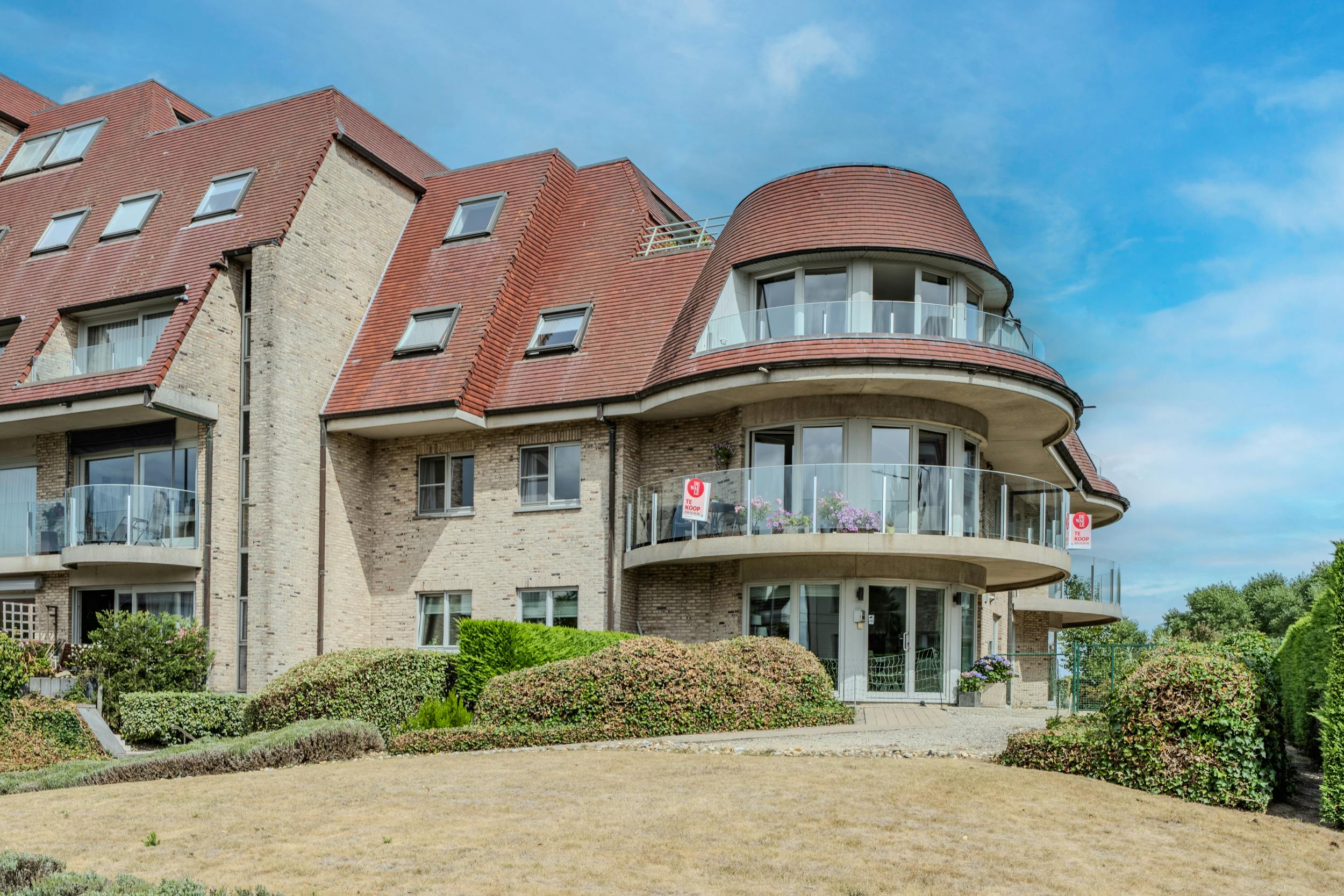 Lichtrijk hoekappartement met 2 slaapkamers en terras foto {{pictureIndex}}